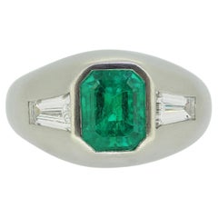 3.00 Karat Smaragd- und Diamantring mit drei Steinen