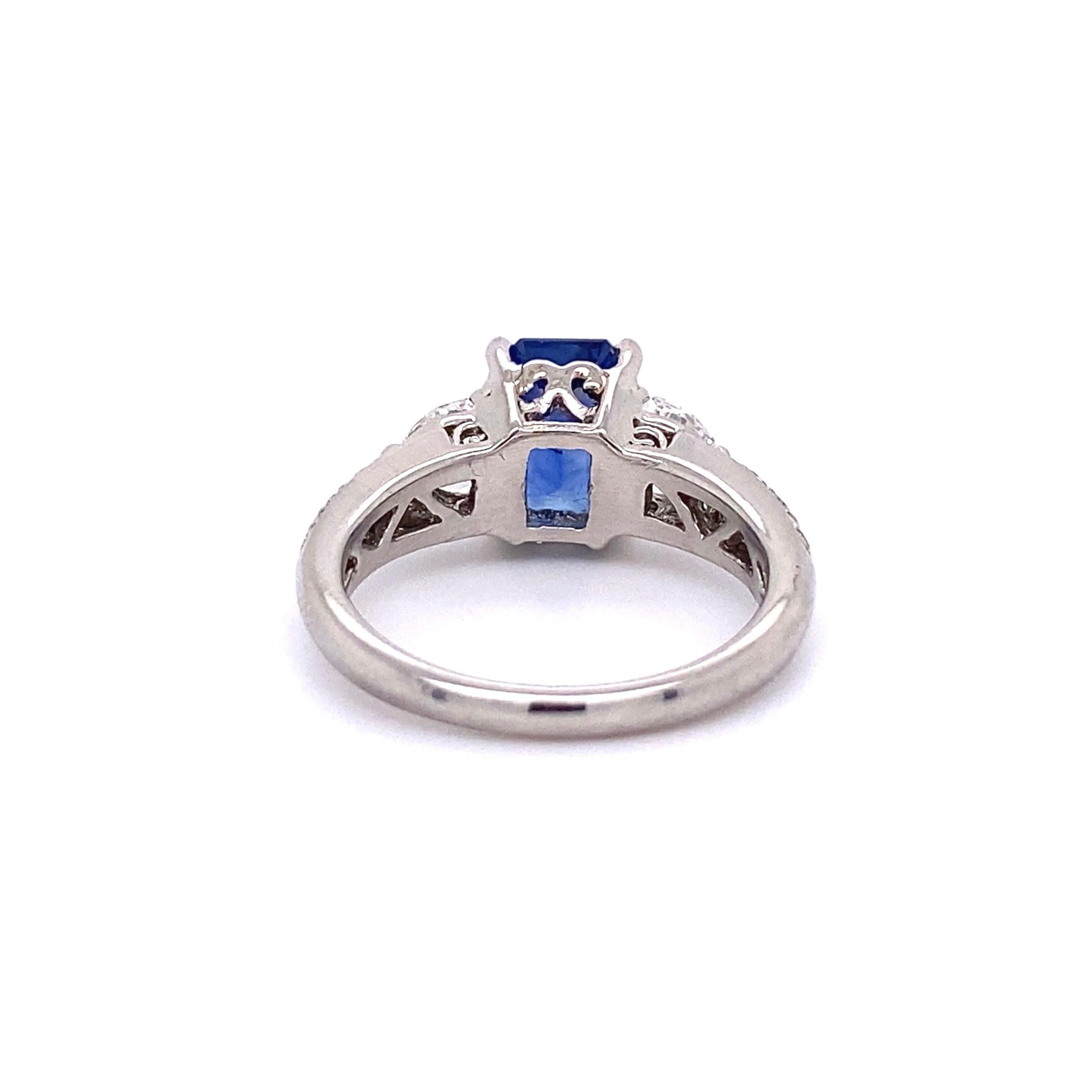 3.00 Carat Emerald Cut Sapphire and Diamond Platinum Ring Estate Fine Jewelry In Excellent Condition For Sale In Montreal, QC