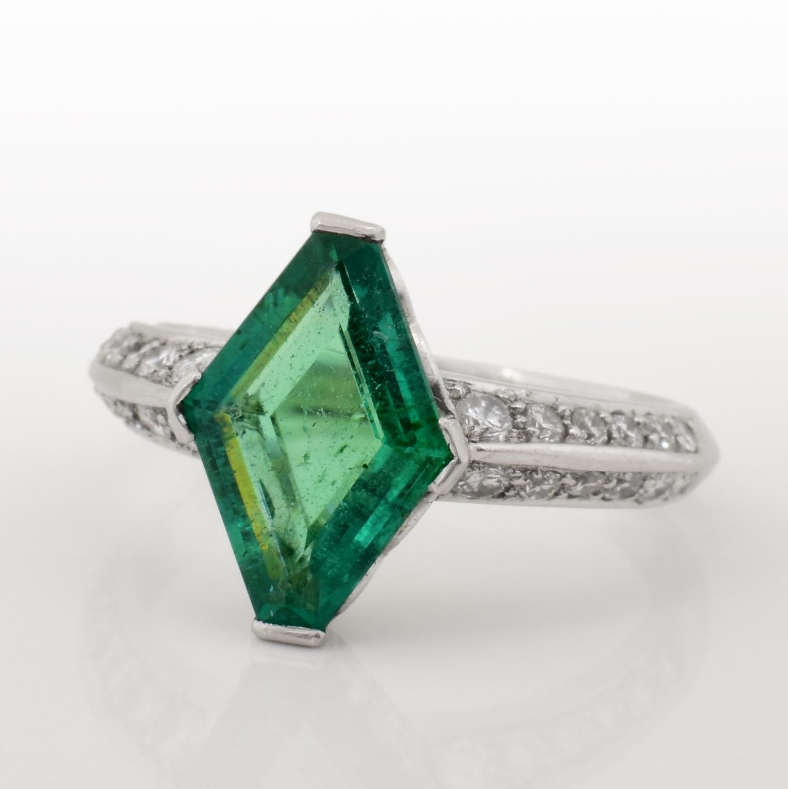3.00 Carat Emerald Diamond Platinum Ring In Excellent Condition For Sale In Los Angeles, CA
