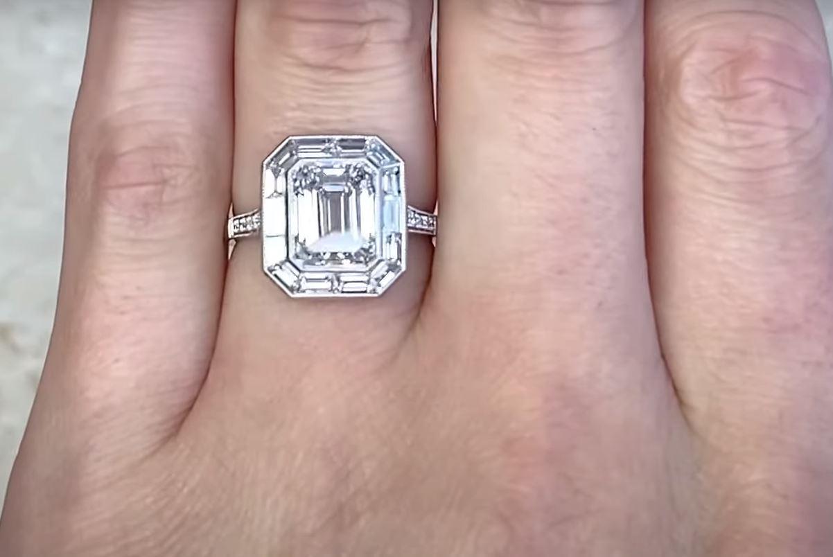 3.00 Carat GIA-Certified Emerald-Cut Diamond Engagement Ring with Diamond Halo In Excellent Condition For Sale In New York, NY