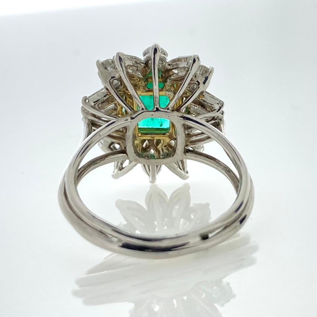 Contemporary 3.00 Carat Green Emerald & Diamond Ring In 14k White Gold For Sale