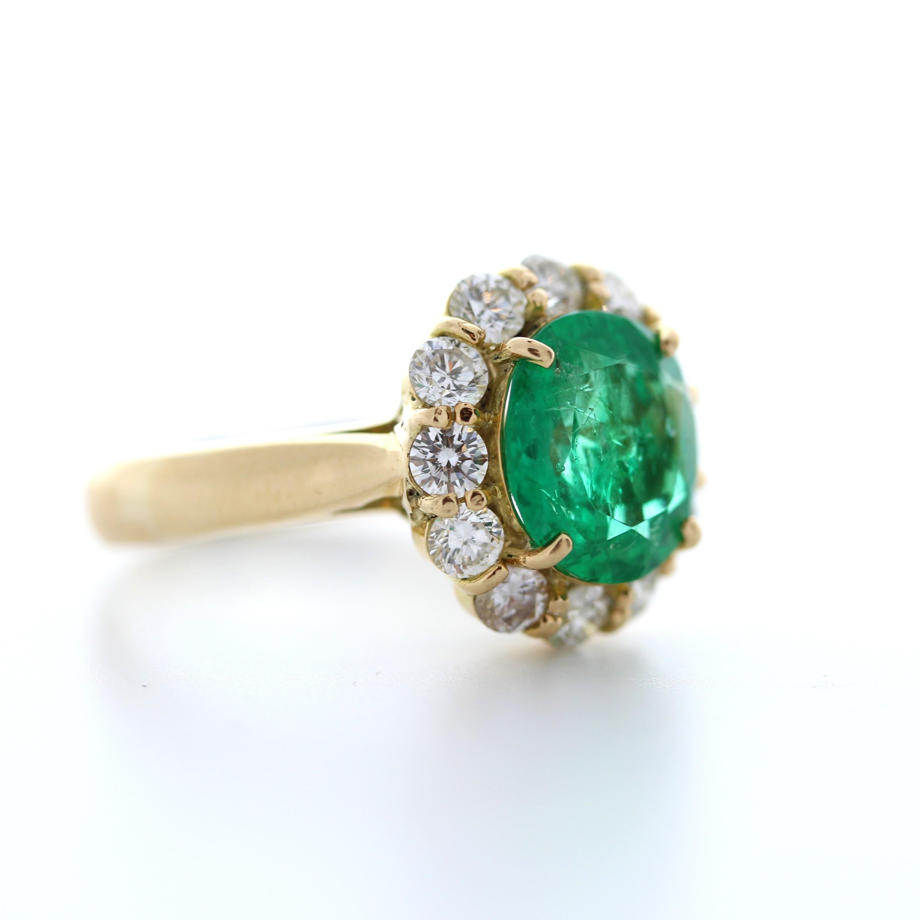 Dieser majestätische und elegante Edelsteinring ist von Anfang bis Ende spektakulär. Er ist mit einem sattgrünen Smaragd von 3,00 Karat besetzt. Die Größe dieses grünen Saphirs ist der Clou des Rings. Eine schillernde Reihe von 12 runden Brillanten