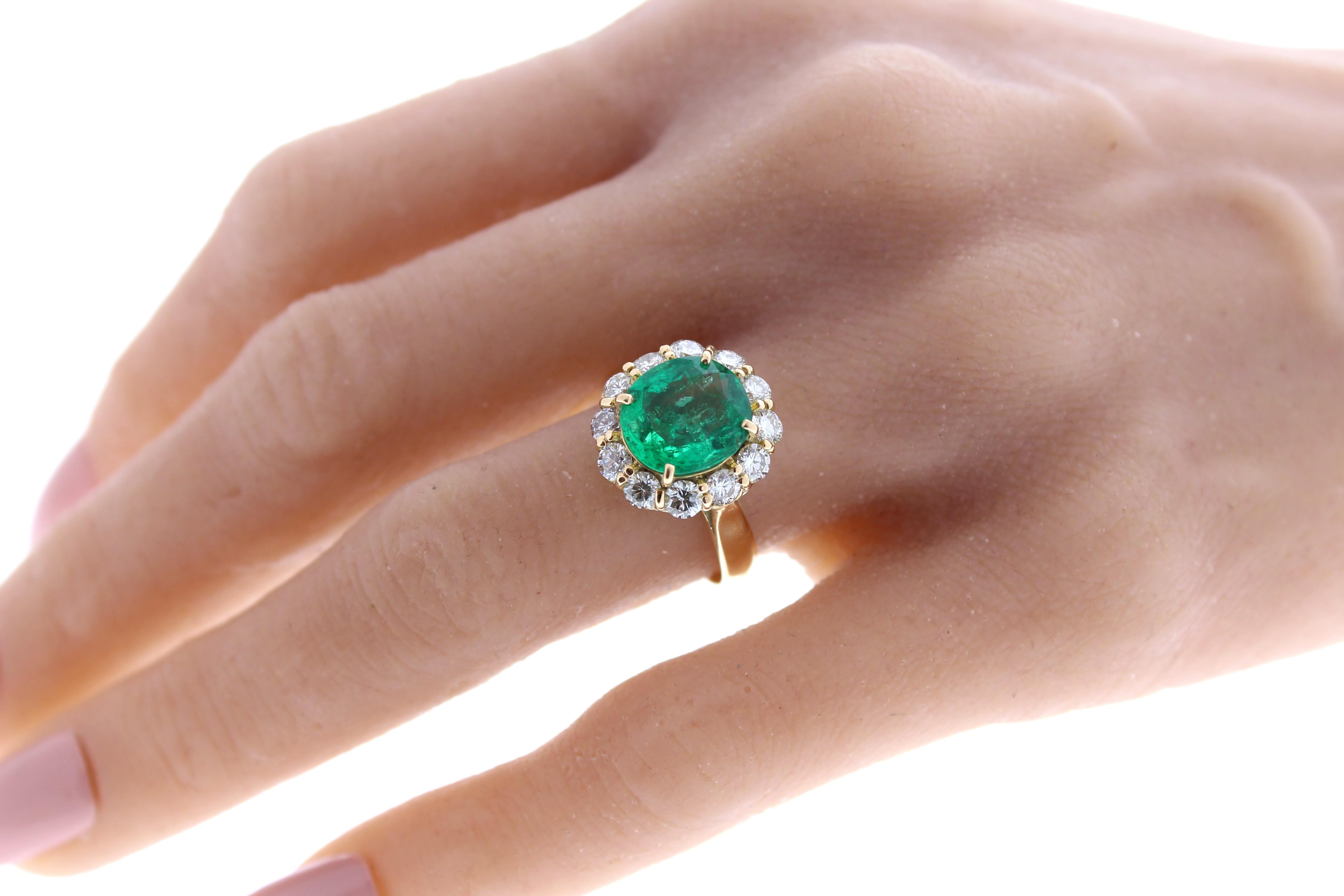 3,00 Karat Grüner Smaragd Ovalform & Diamantring aus 14k Gelbgold (Zeitgenössisch) im Angebot
