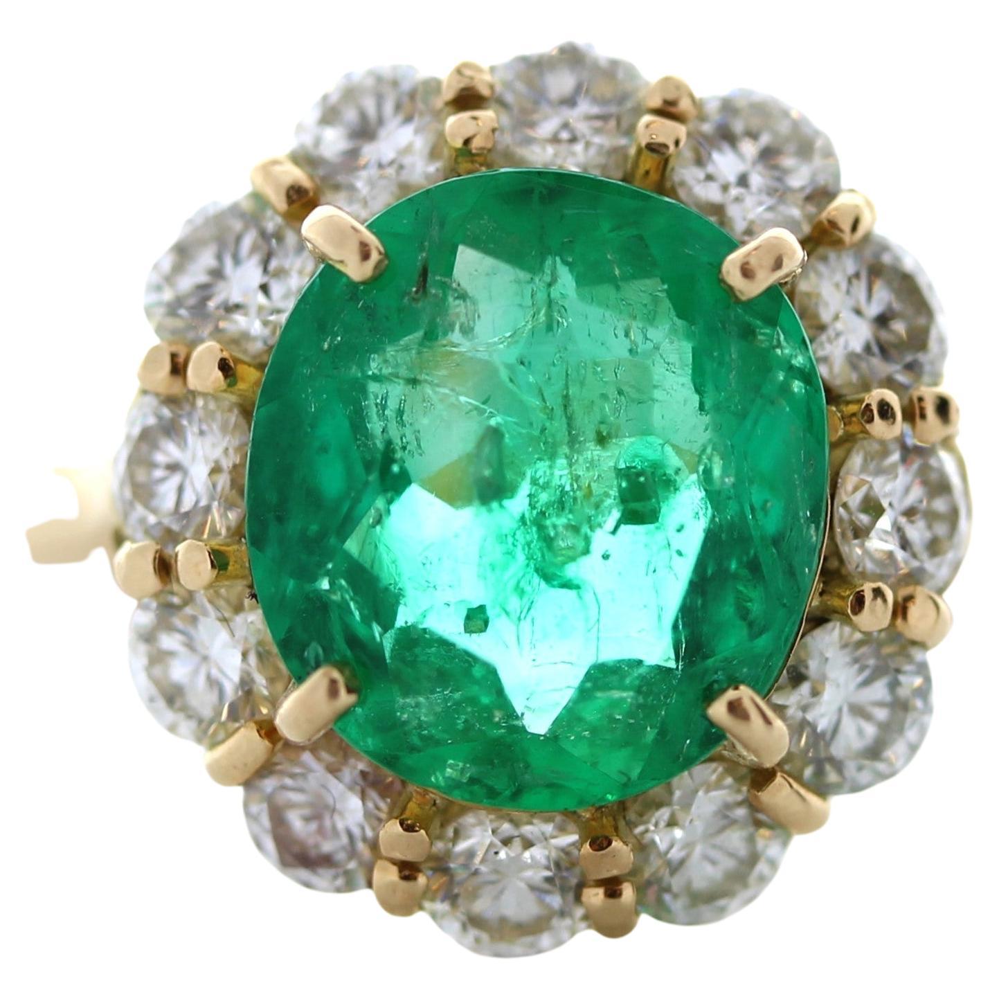 3,00 Karat Grüner Smaragd Ovalform & Diamantring aus 14k Gelbgold im Angebot