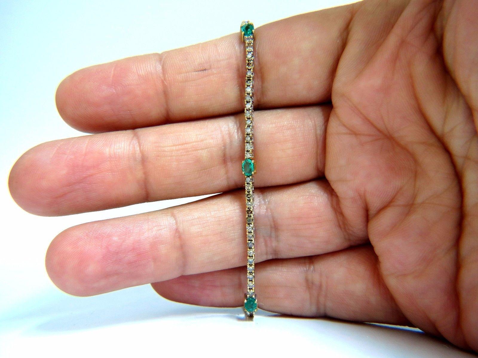 3.00 Carat Green Natural Emeralds Fancy Color Diamonds Tennis Bracelet 14 Karat In New Condition For Sale In New York, NY