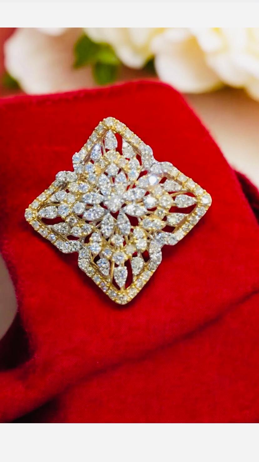 Une bague exquise en diamants au design complexe, si élégante et raffinée, un très beau bijou d'art.
Ajoutez une touche de sophistication et de charme à votre style avec cette superbe bague de cocktail.
Cette magnifique bague est ornée d'un diamant