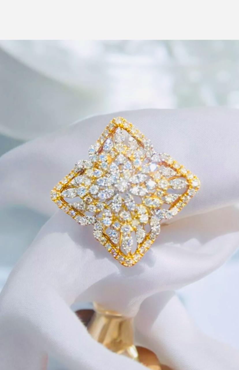 Taille ronde Bague cocktail en or avec diamants naturels de 3,00 carats en vente