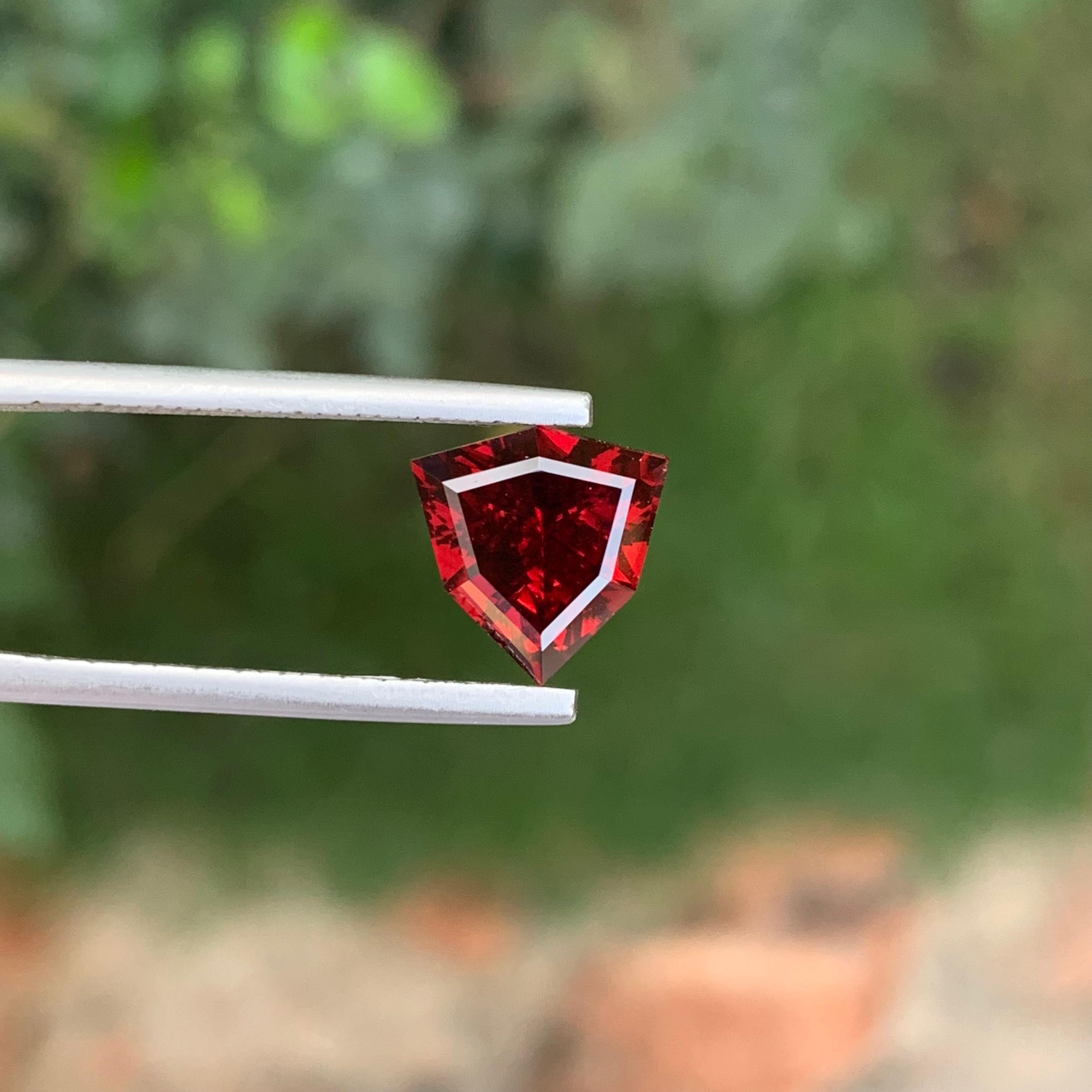 Loser Rhodolith-Granat

Gewicht: 3,00 Karat
Abmessung: 9,7 x 9,7 x 5 mm
Farbe: Rot
Herkunft: Afrika
Behandlung: Nicht
Form : Schild 

Der Rhodolith-Granat, ein Edelstein, der für seine bezaubernden rötlich-violetten Farbtöne bekannt ist, nimmt einen
