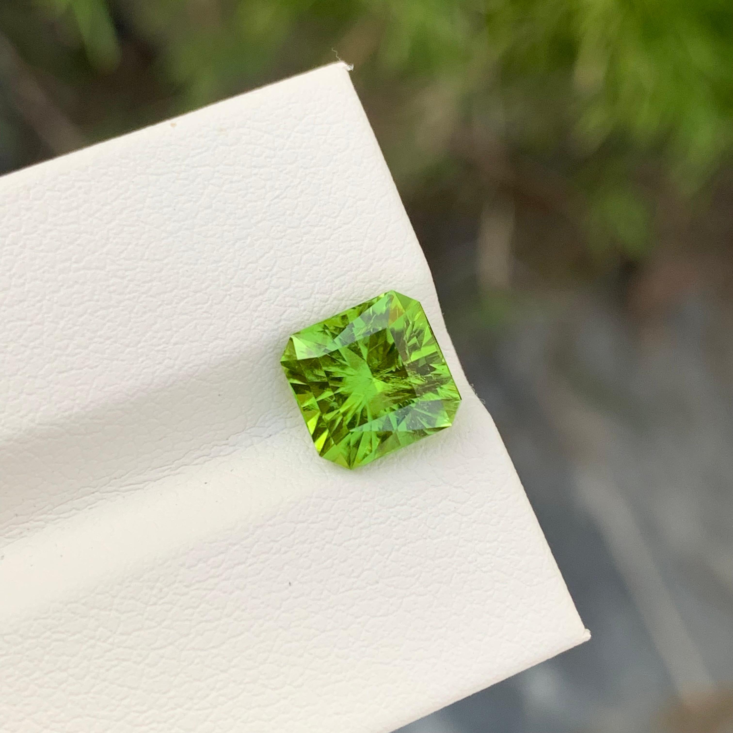 3.00 Carat Natural Loose Apple Green Peridot Square Shape Gem For Jewellery  For Sale 4