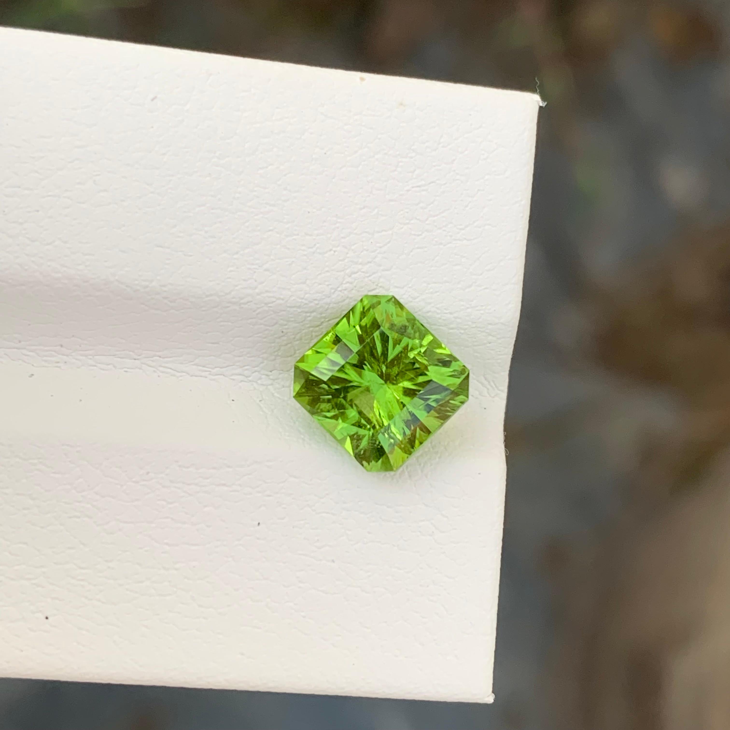 3.00 Carat Natural Loose Apple Green Peridot Square Shape Gem For Jewellery  For Sale 5