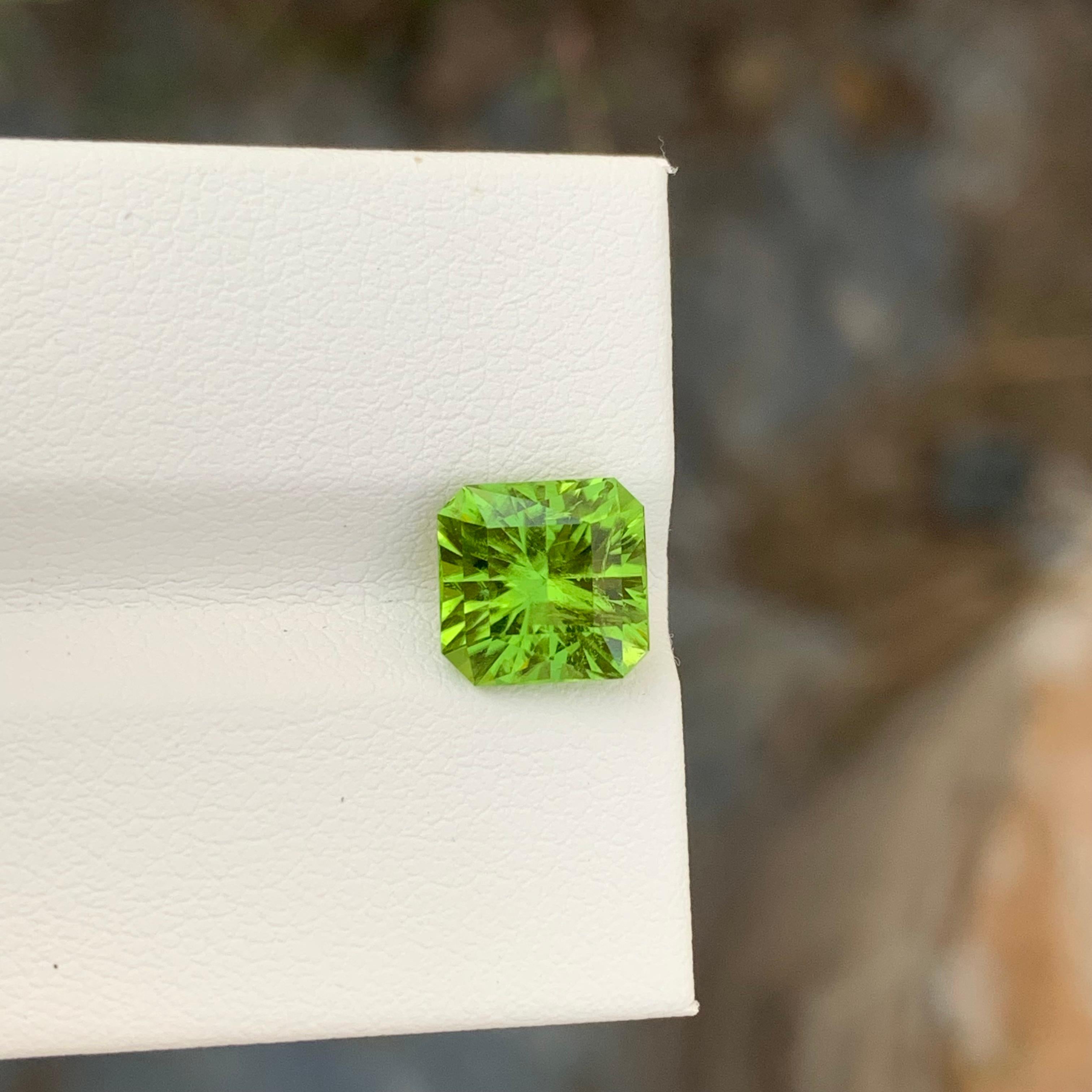 Square Cut 3.00 Carat Natural Loose Apple Green Peridot Square Shape Gem For Jewellery  For Sale