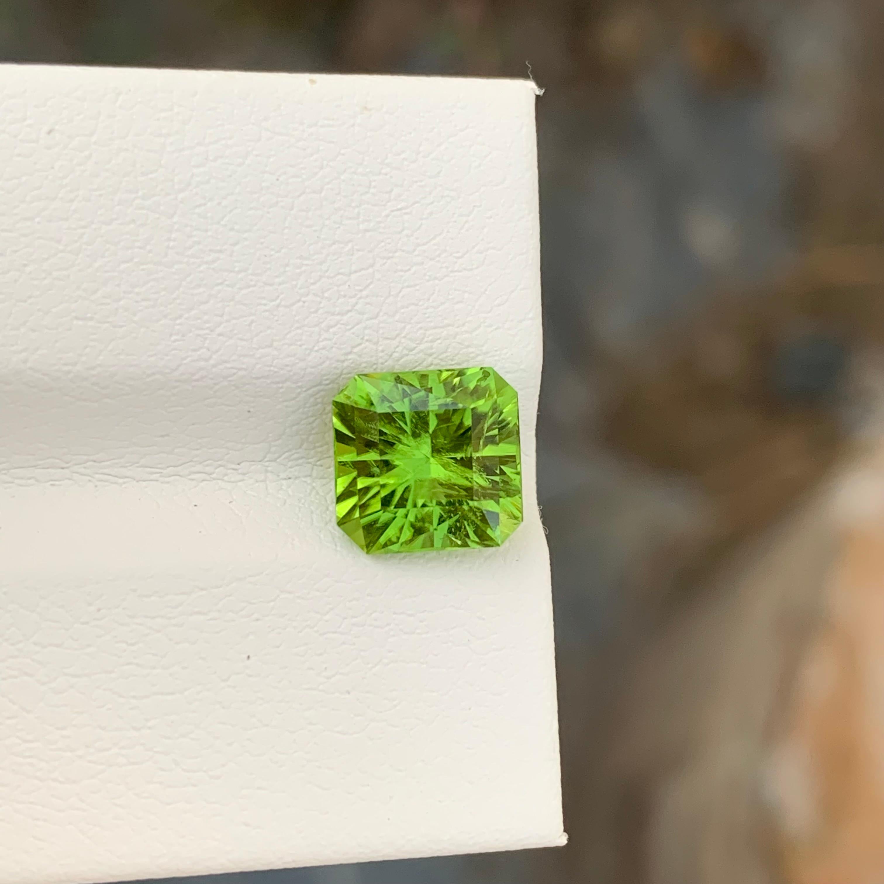 3.00 Carat Natural Loose Apple Green Peridot Square Shape Gem For Jewellery  In New Condition For Sale In Peshawar, PK