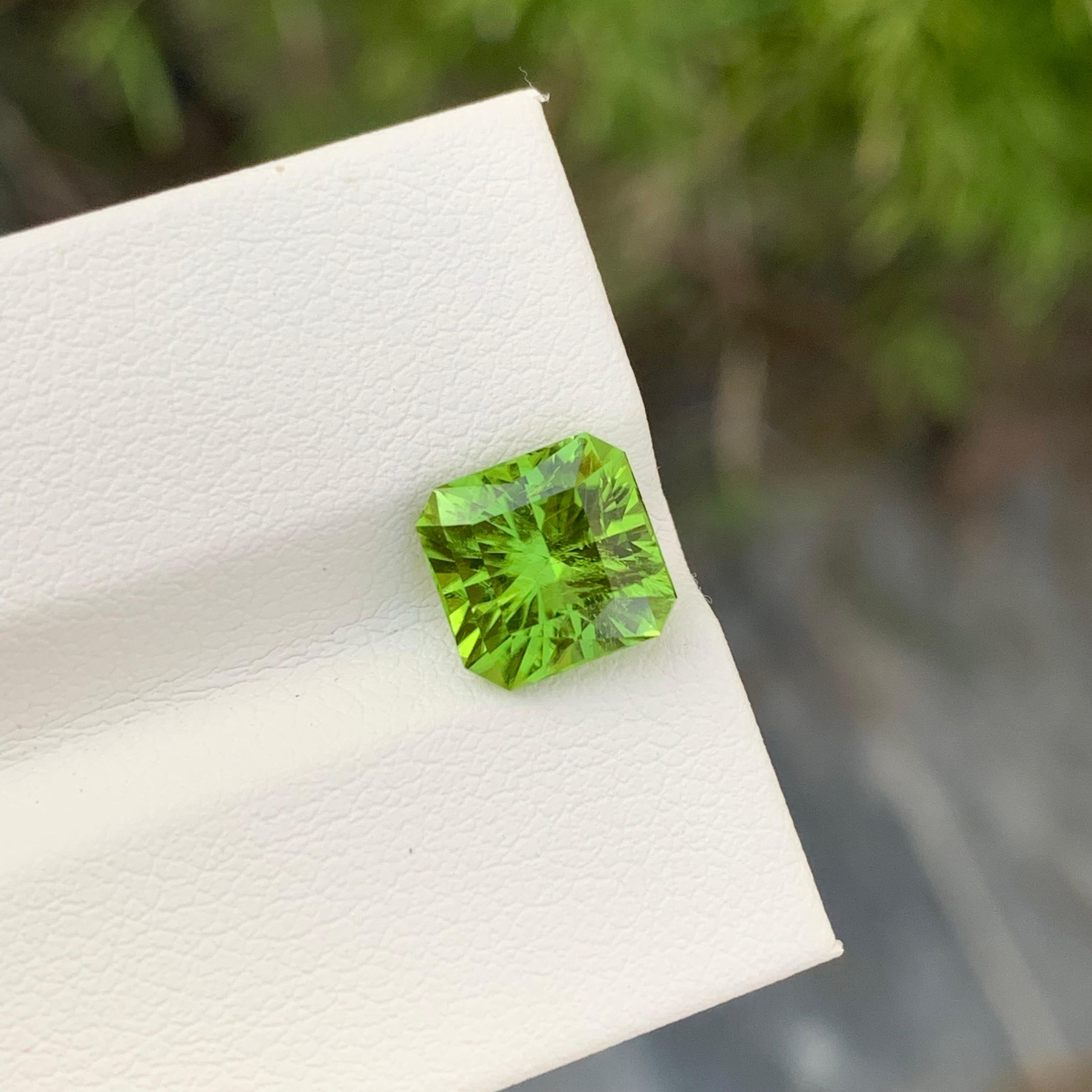 3.00 Carat Natural Loose Apple Green Peridot Square Shape Gem For Jewellery  For Sale 1