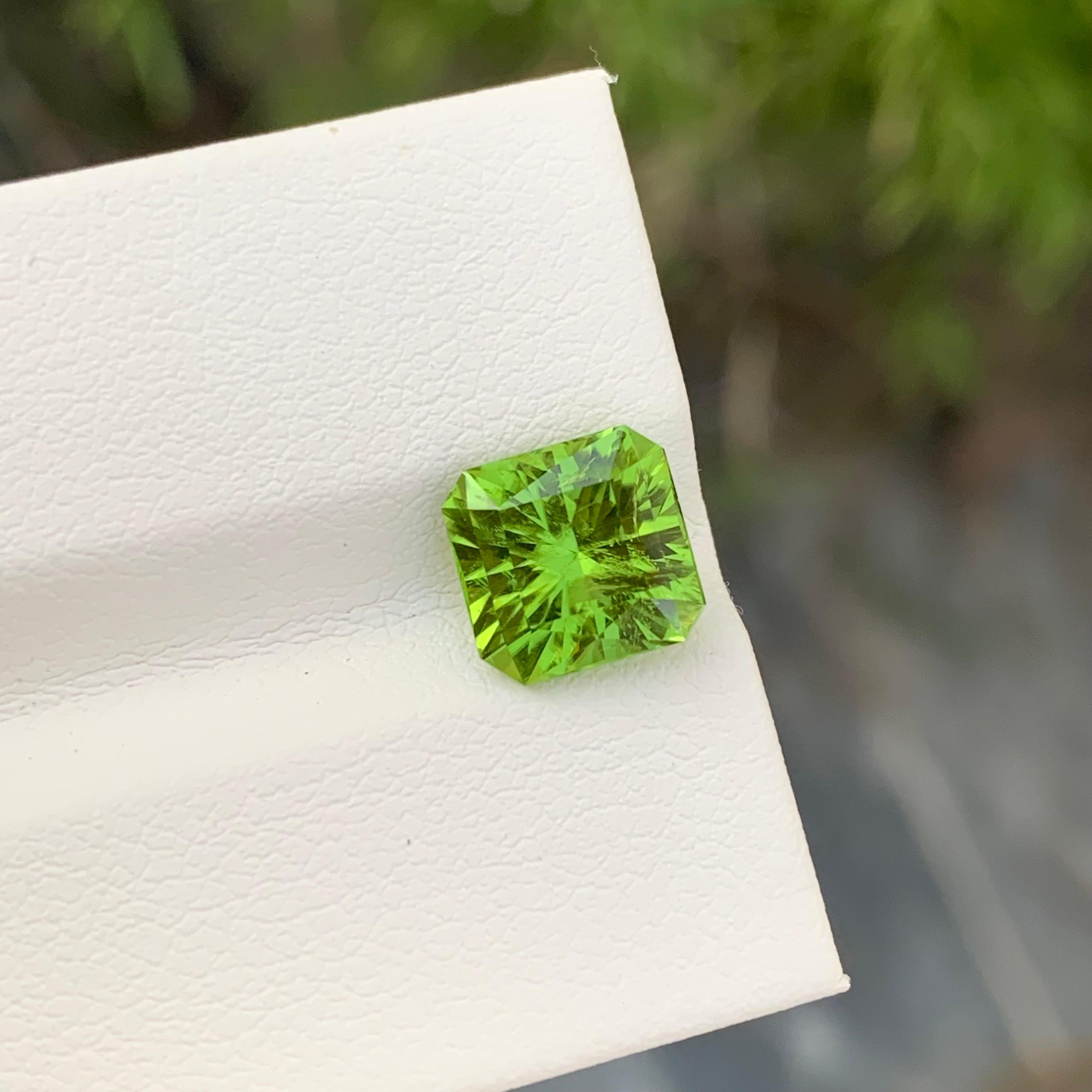 3.00 Carat Natural Loose Apple Green Peridot Square Shape Gem For Jewellery  For Sale 2