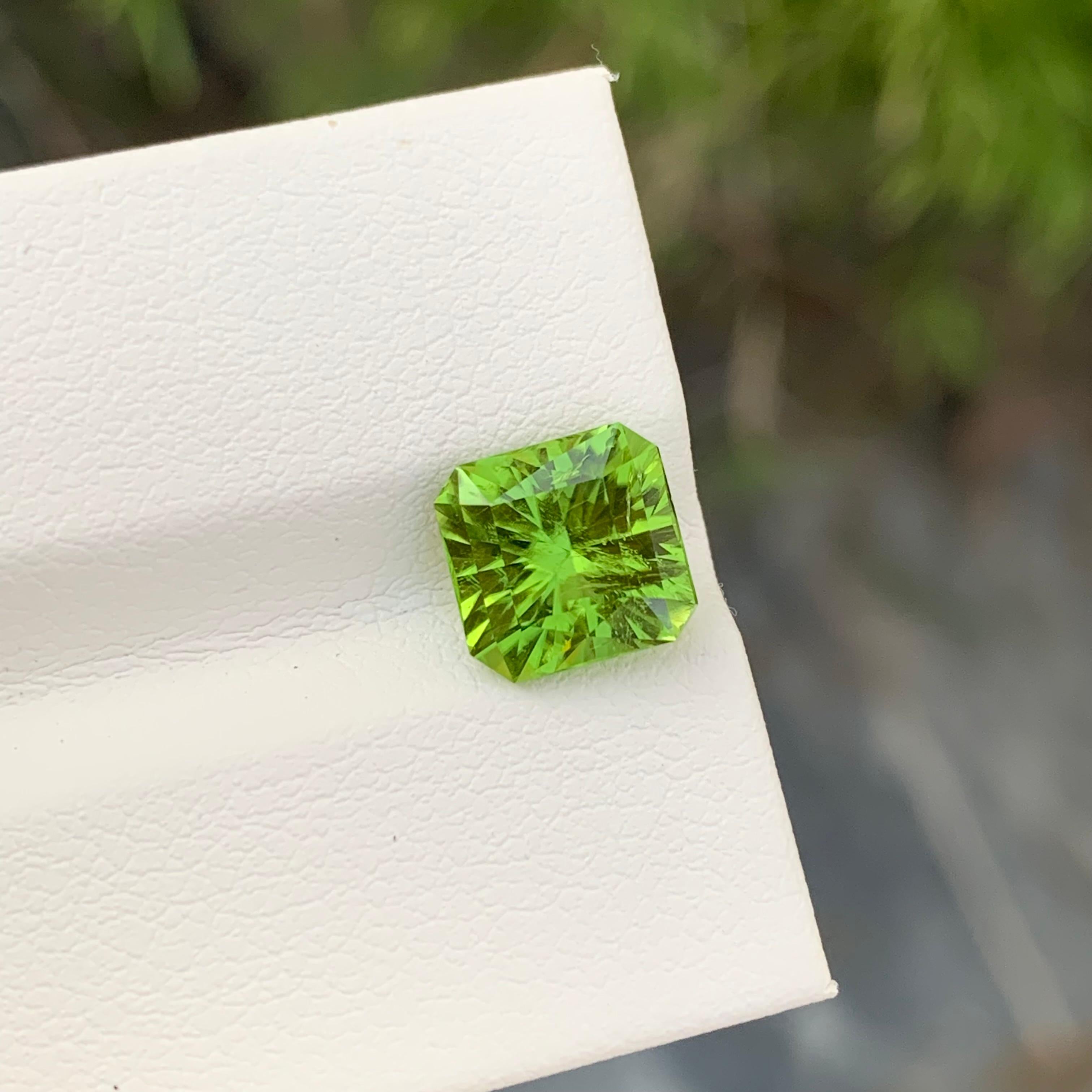 3.00 Carat Natural Loose Apple Green Peridot Square Shape Gem For Jewellery  For Sale 3