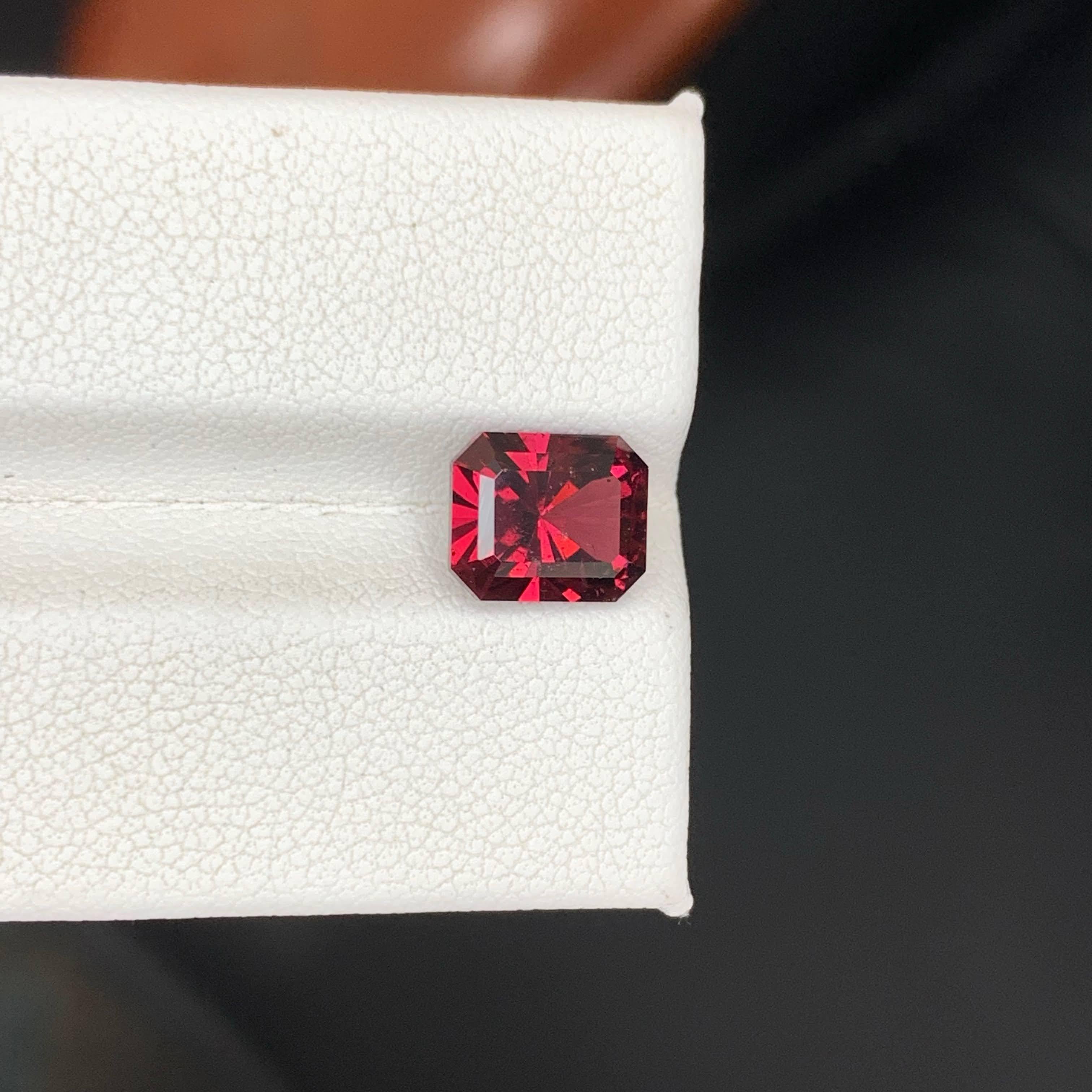 3.00 Carat Natural Loose Bright Red Garnet Stone Emerald Cut Tanzanian Gemstone (pierre précieuse tanzanienne de taille émeraude) en vente 4