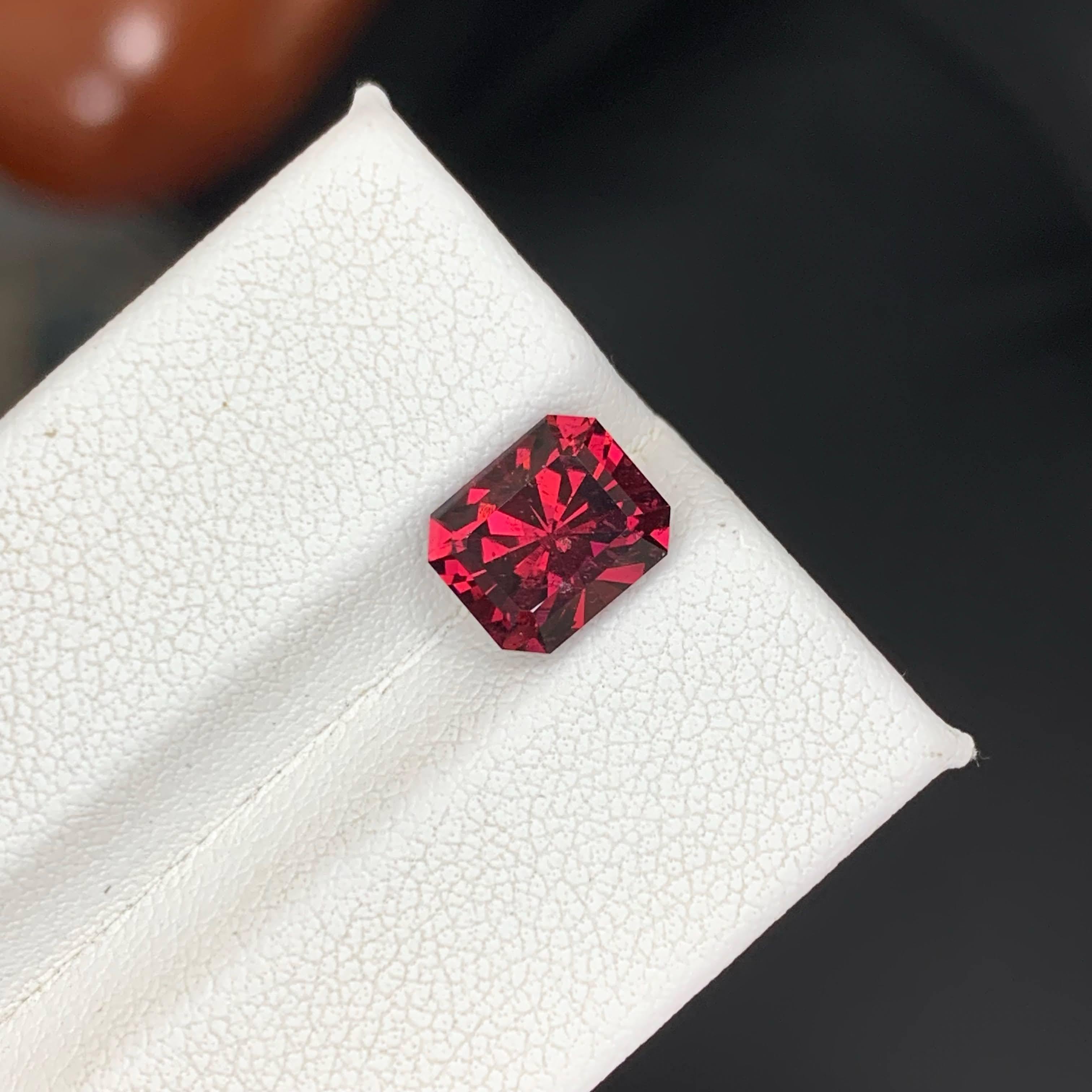 3.00 Carat Natural Loose Bright Red Garnet Stone Emerald Cut Tanzanian Gemstone (pierre précieuse tanzanienne de taille émeraude) en vente 5