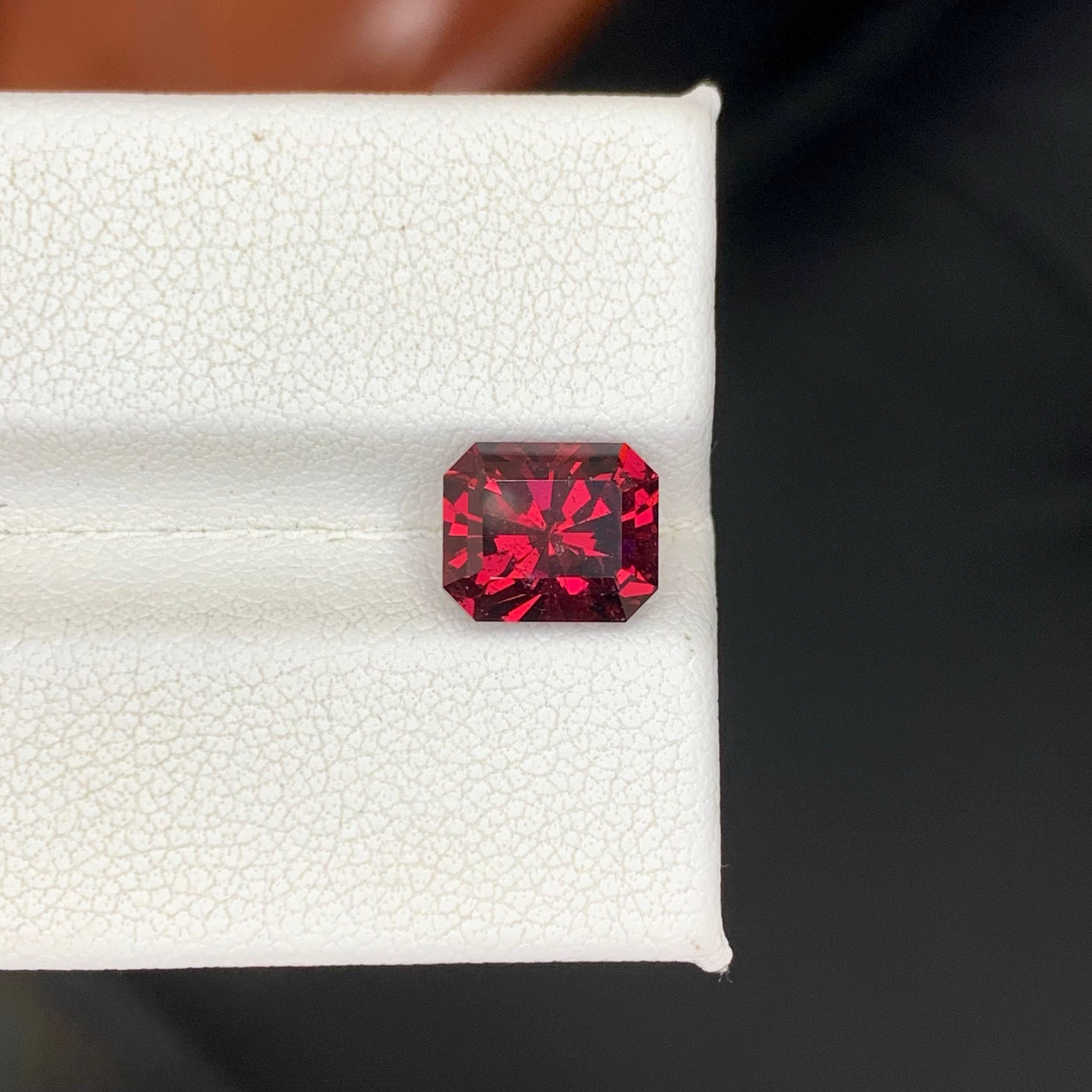 Poids 3,00 carats
Dimensions 8.4x7.0x5.6mm
Traitement Aucun 
Origine Tanzanienne 
Clarity SI
Forme Coupe Émeraude 




Cet exceptionnel grenat rouge vif de 3,00 carats provenant de Tanzanie présente une teinte rouge saturée saisissante qui se