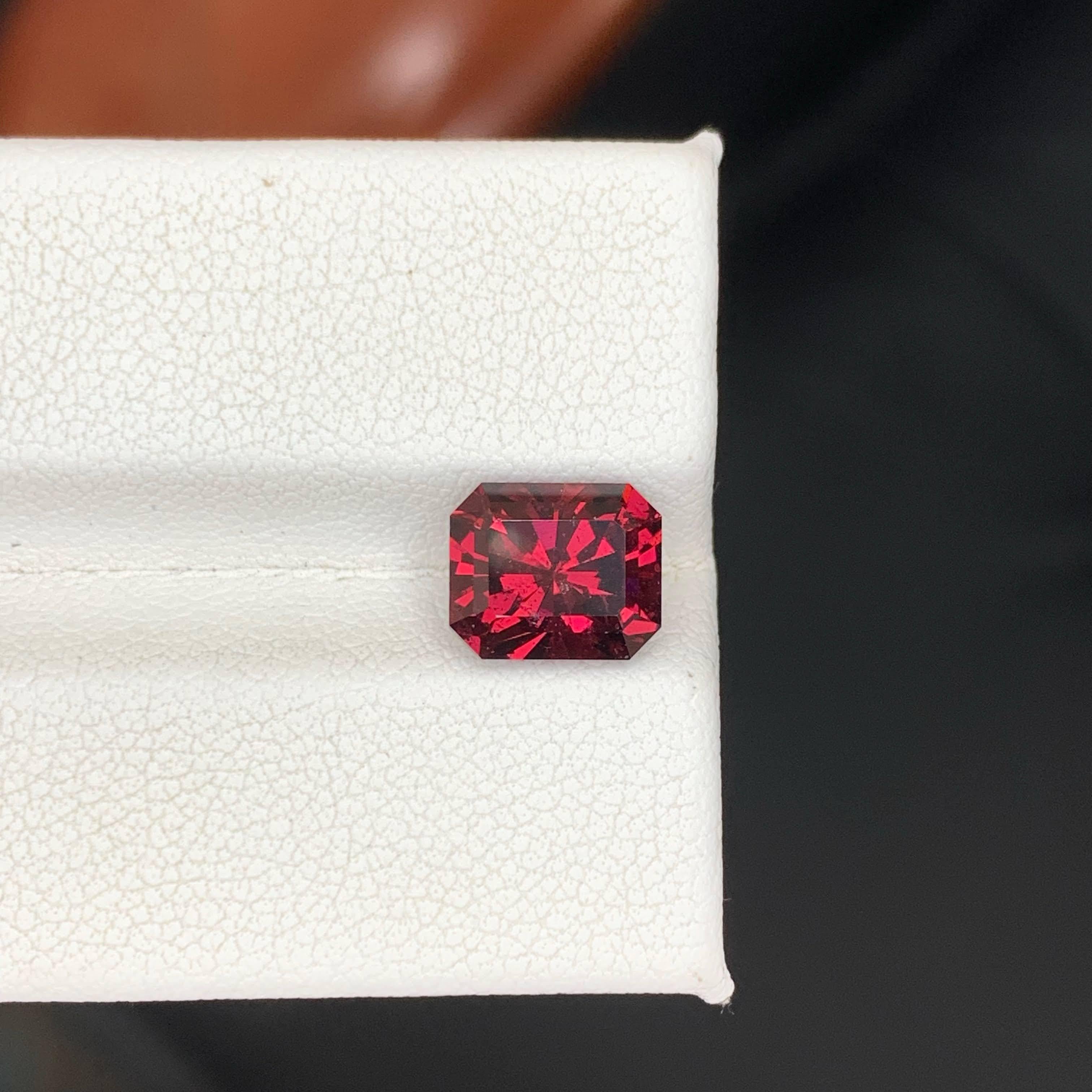 Moderne 3.00 Carat Natural Loose Bright Red Garnet Stone Emerald Cut Tanzanian Gemstone (pierre précieuse tanzanienne de taille émeraude) en vente