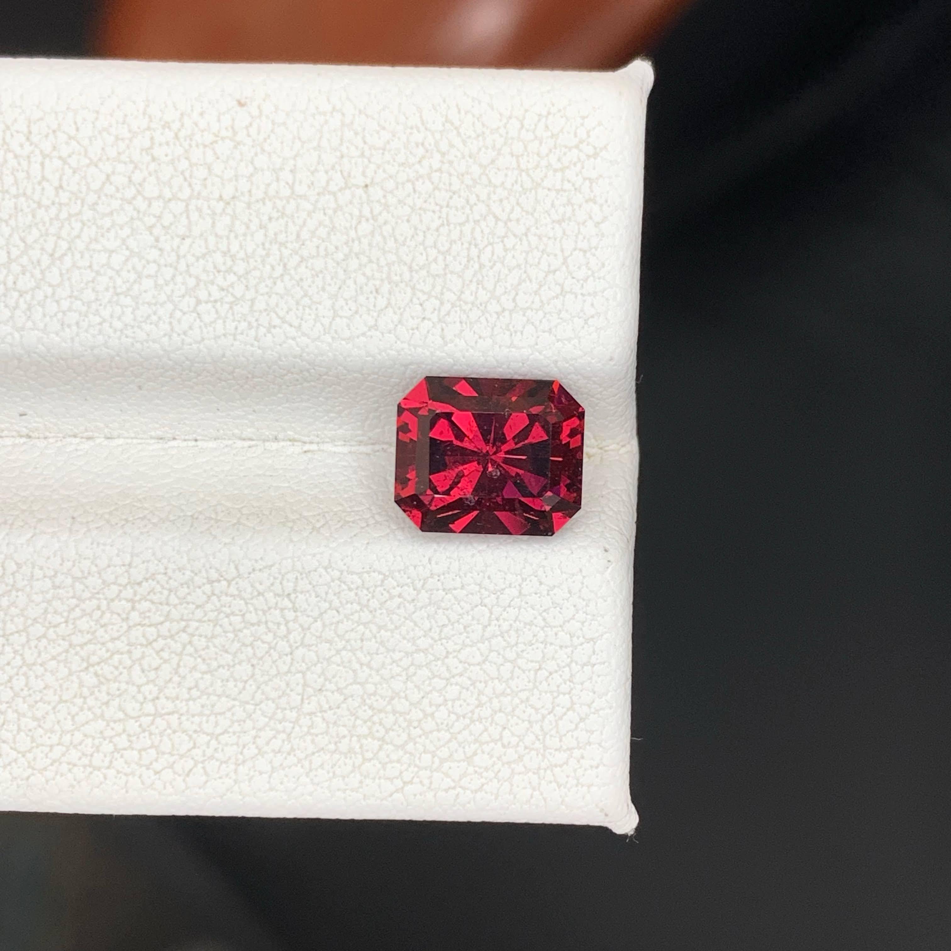 Taille émeraude 3.00 Carat Natural Loose Bright Red Garnet Stone Emerald Cut Tanzanian Gemstone (pierre précieuse tanzanienne de taille émeraude) en vente