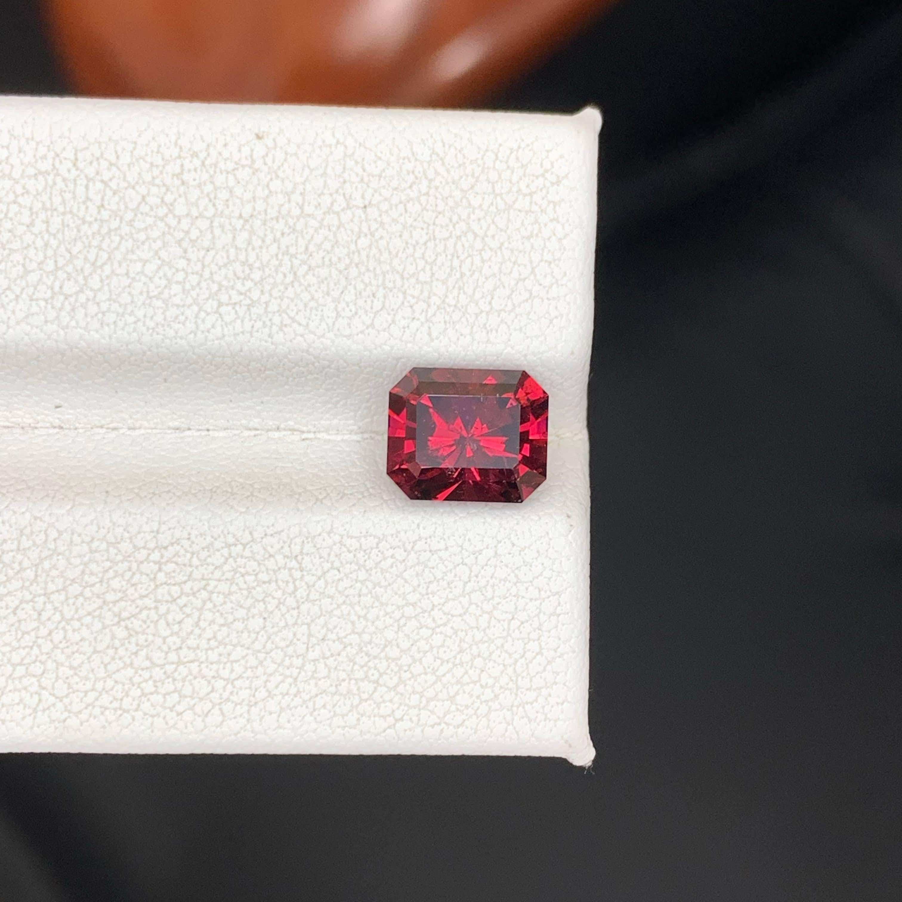 3.00 Carat Natural Loose Bright Red Garnet Stone Emerald Cut Tanzanian Gemstone (pierre précieuse tanzanienne de taille émeraude) Neuf - En vente à Bangkok, TH