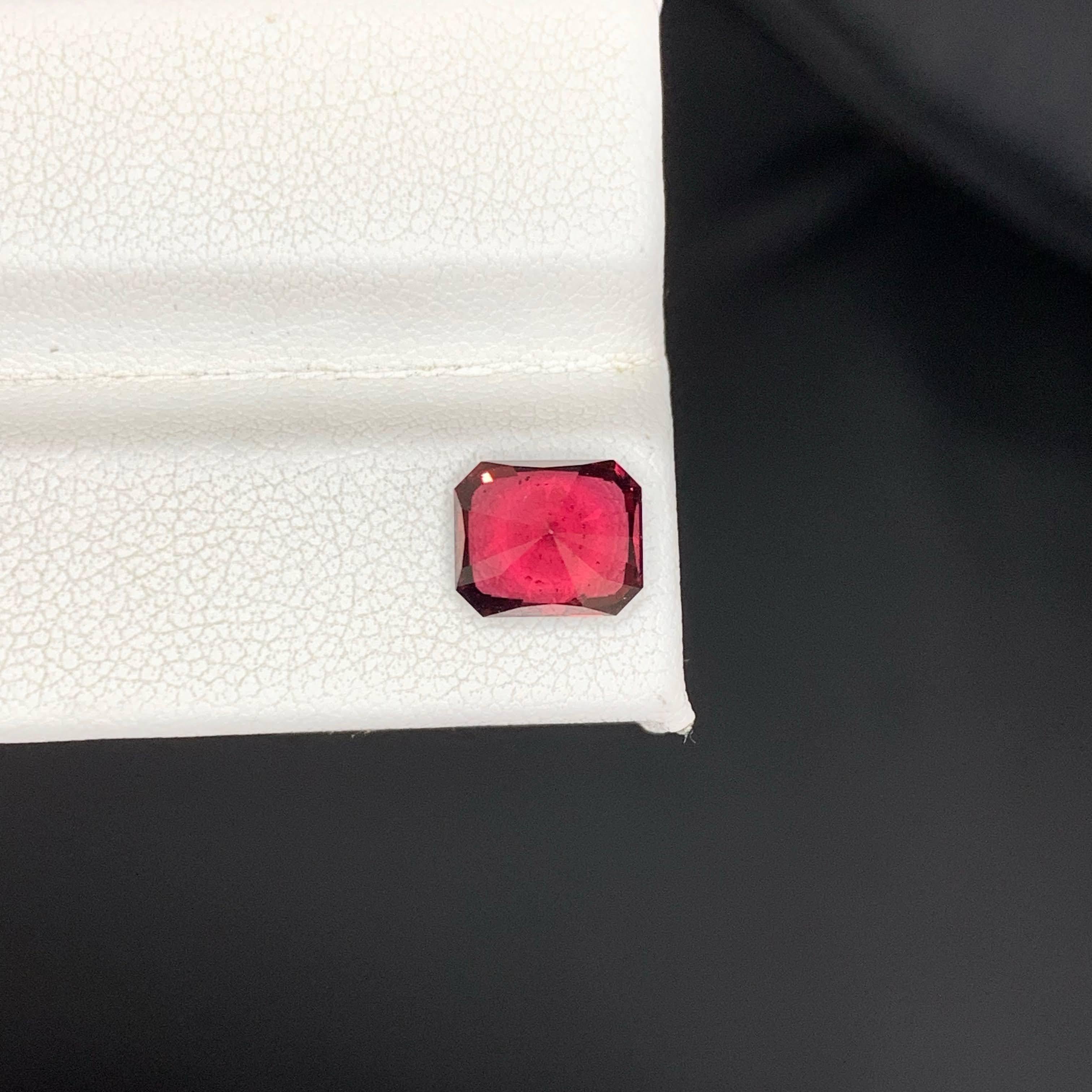 3.00 Carat Natural Loose Bright Red Garnet Stone Emerald Cut Tanzanian Gemstone (pierre précieuse tanzanienne de taille émeraude) Unisexe en vente