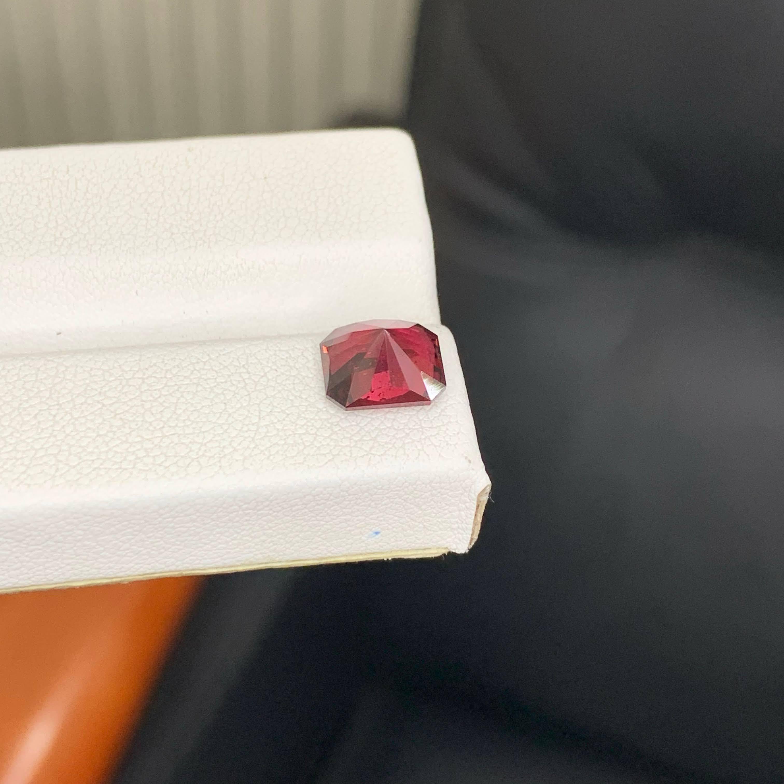 3.00 Carat Natural Loose Bright Red Garnet Stone Emerald Cut Tanzanian Gemstone (pierre précieuse tanzanienne de taille émeraude) en vente 1