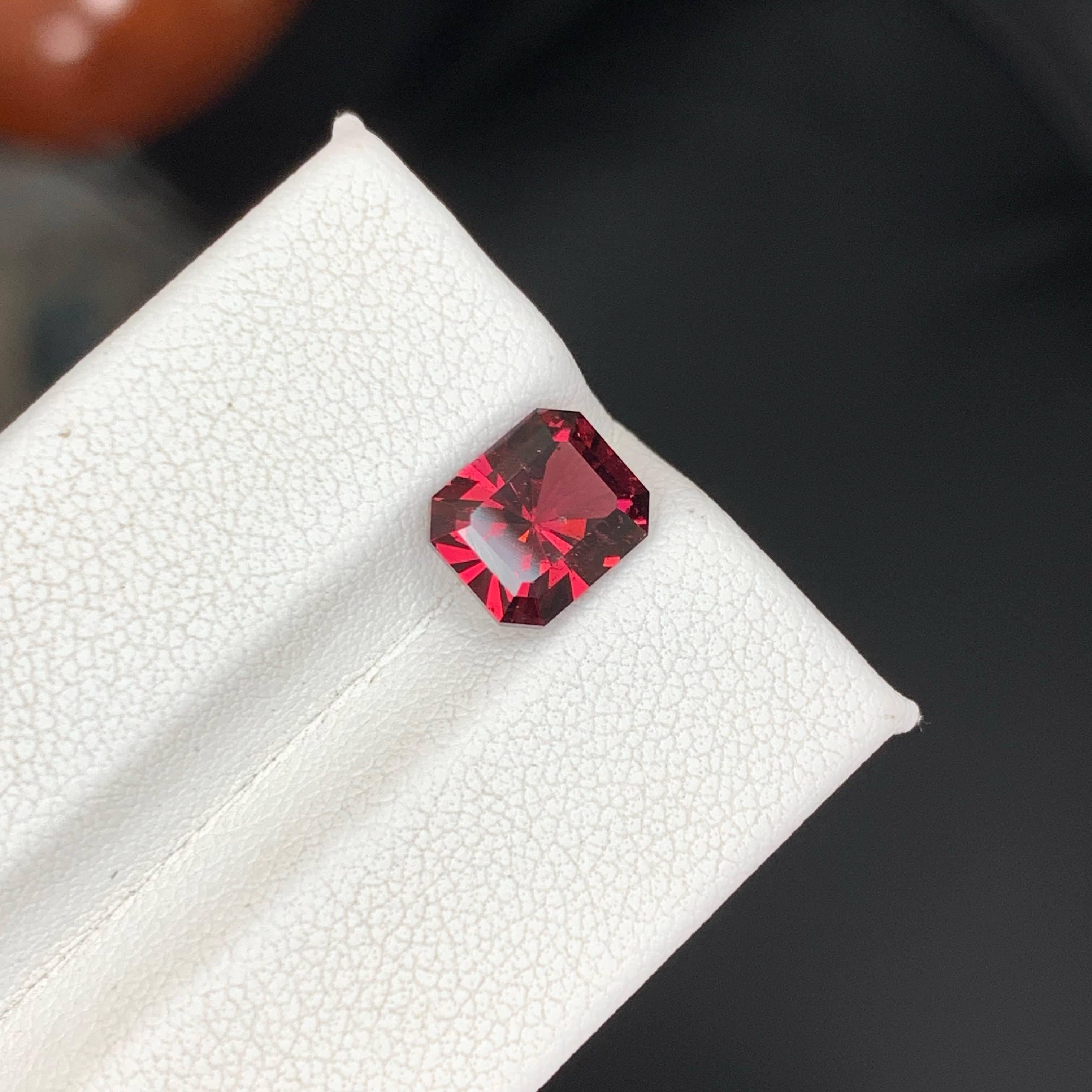 3.00 Carat Natural Loose Bright Red Garnet Stone Emerald Cut Tanzanian Gemstone (pierre précieuse tanzanienne de taille émeraude) en vente 2