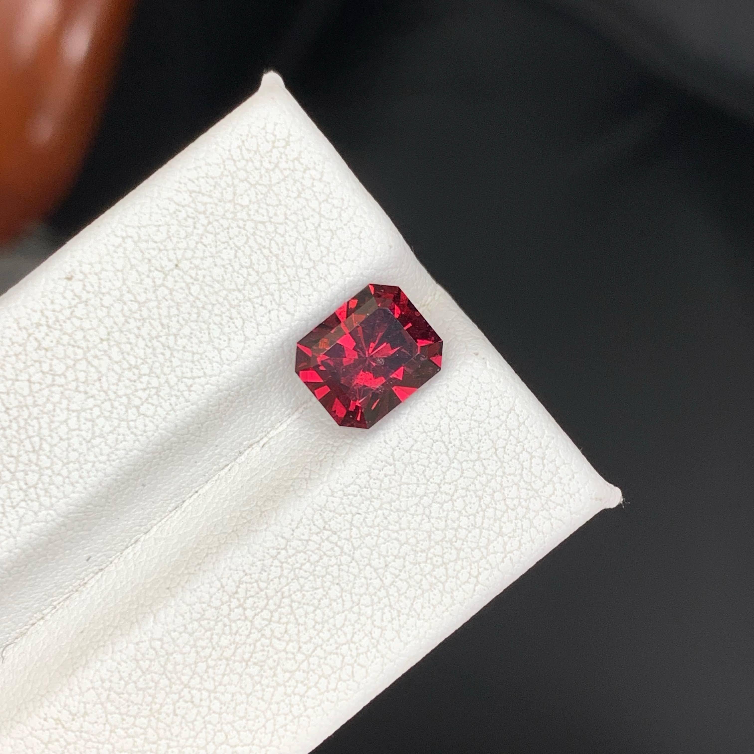3.00 Carat Natural Loose Bright Red Garnet Stone Emerald Cut Tanzanian Gemstone (pierre précieuse tanzanienne de taille émeraude) en vente 3