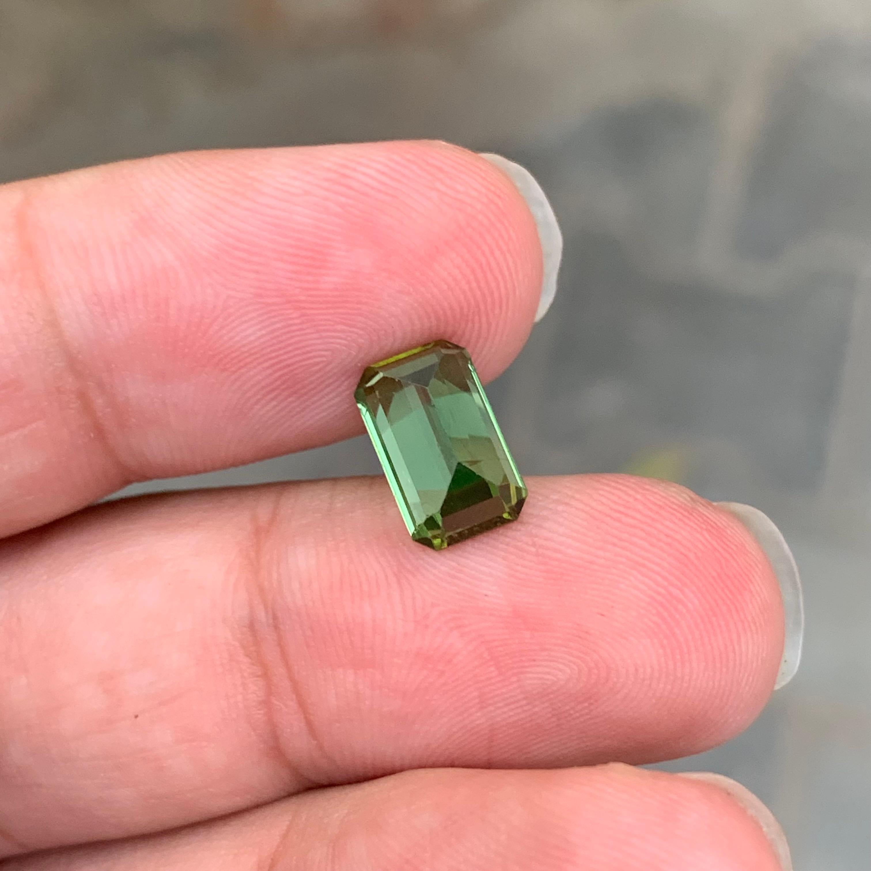 3.00 Karat Natürlicher loser grüner Turmalin Smaragd Form Edelstein im Angebot 5