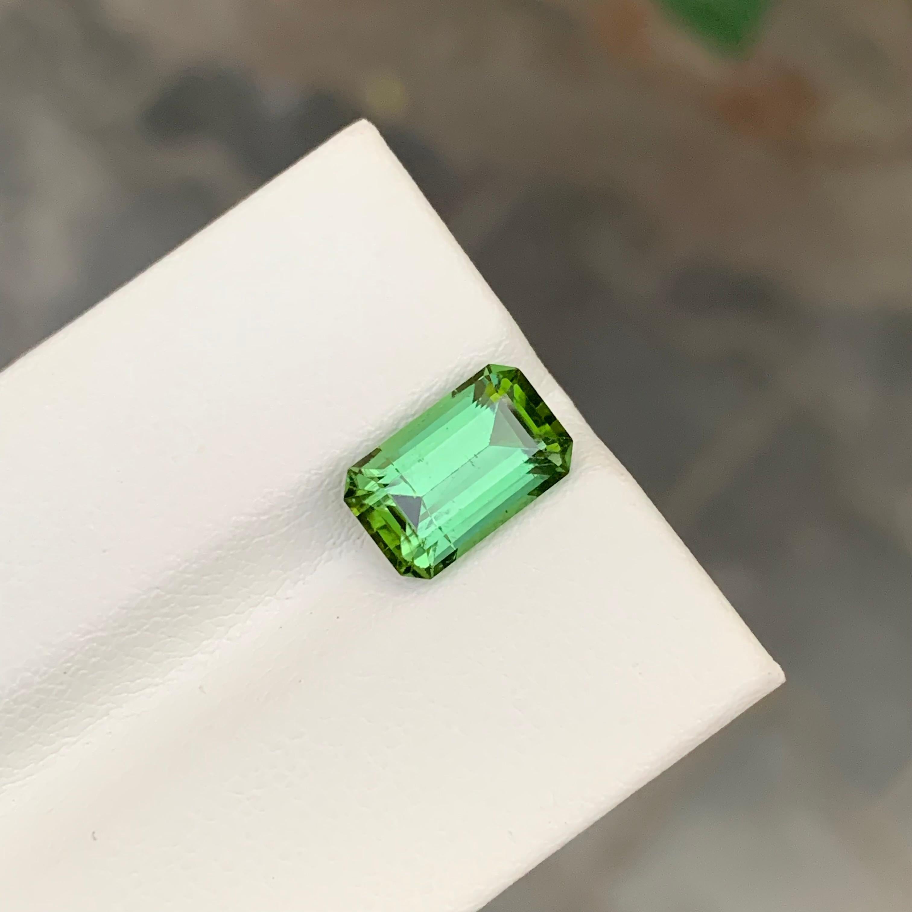 3.00 Karat Natürlicher loser grüner Turmalin Smaragd Form Edelstein (Smaragdschliff) im Angebot