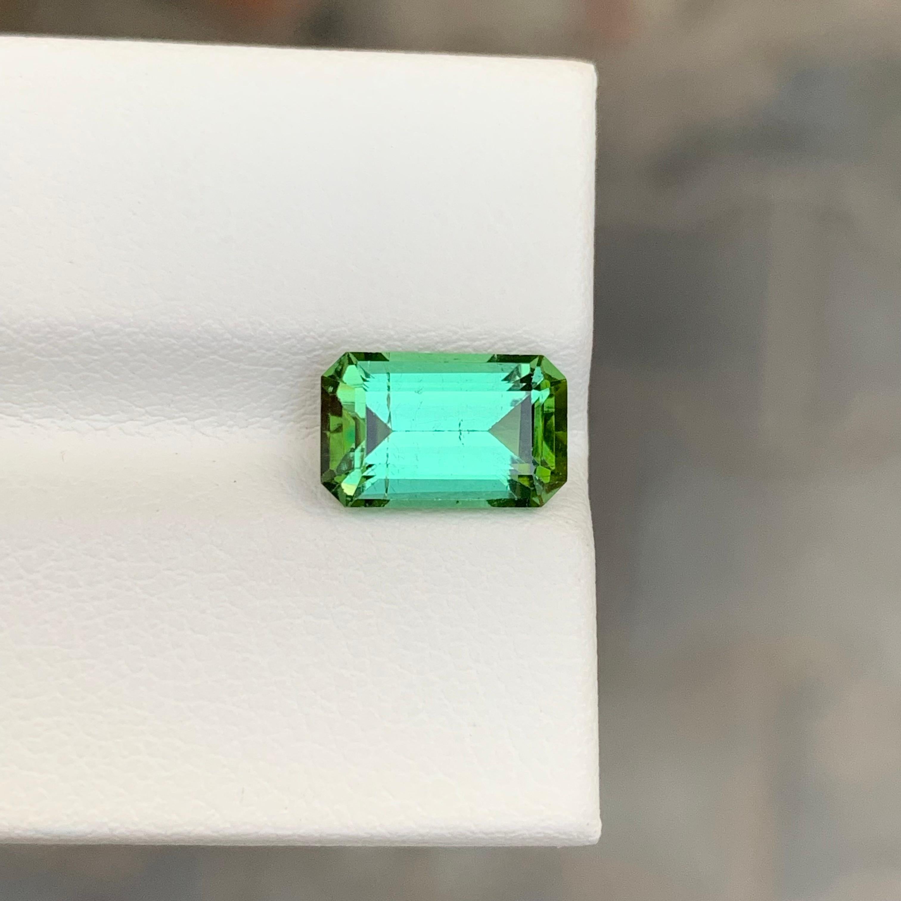 3.00 Karat Natürlicher loser grüner Turmalin Smaragd Form Edelstein im Angebot 1