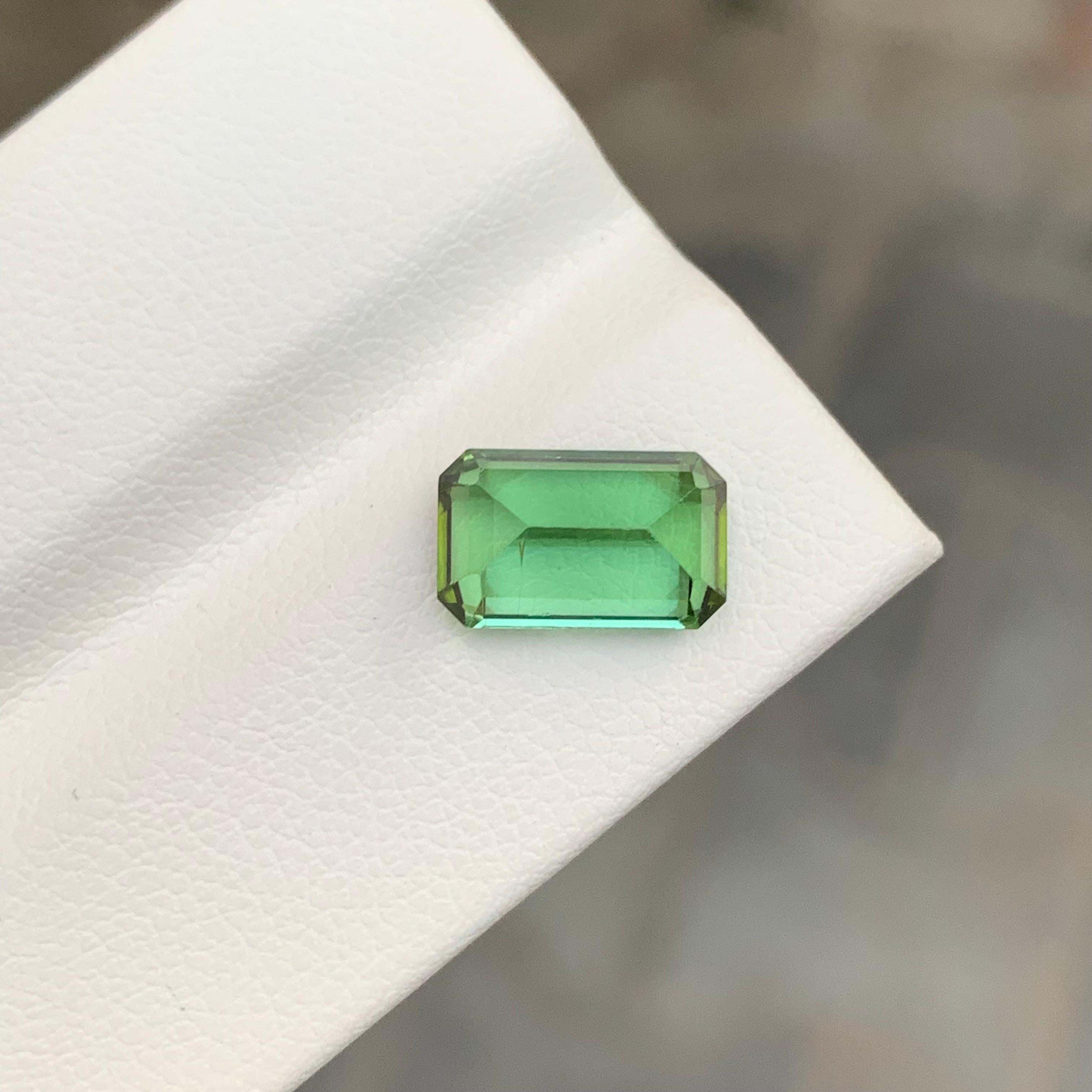3.00 Karat Natürlicher loser grüner Turmalin Smaragd Form Edelstein im Angebot 3