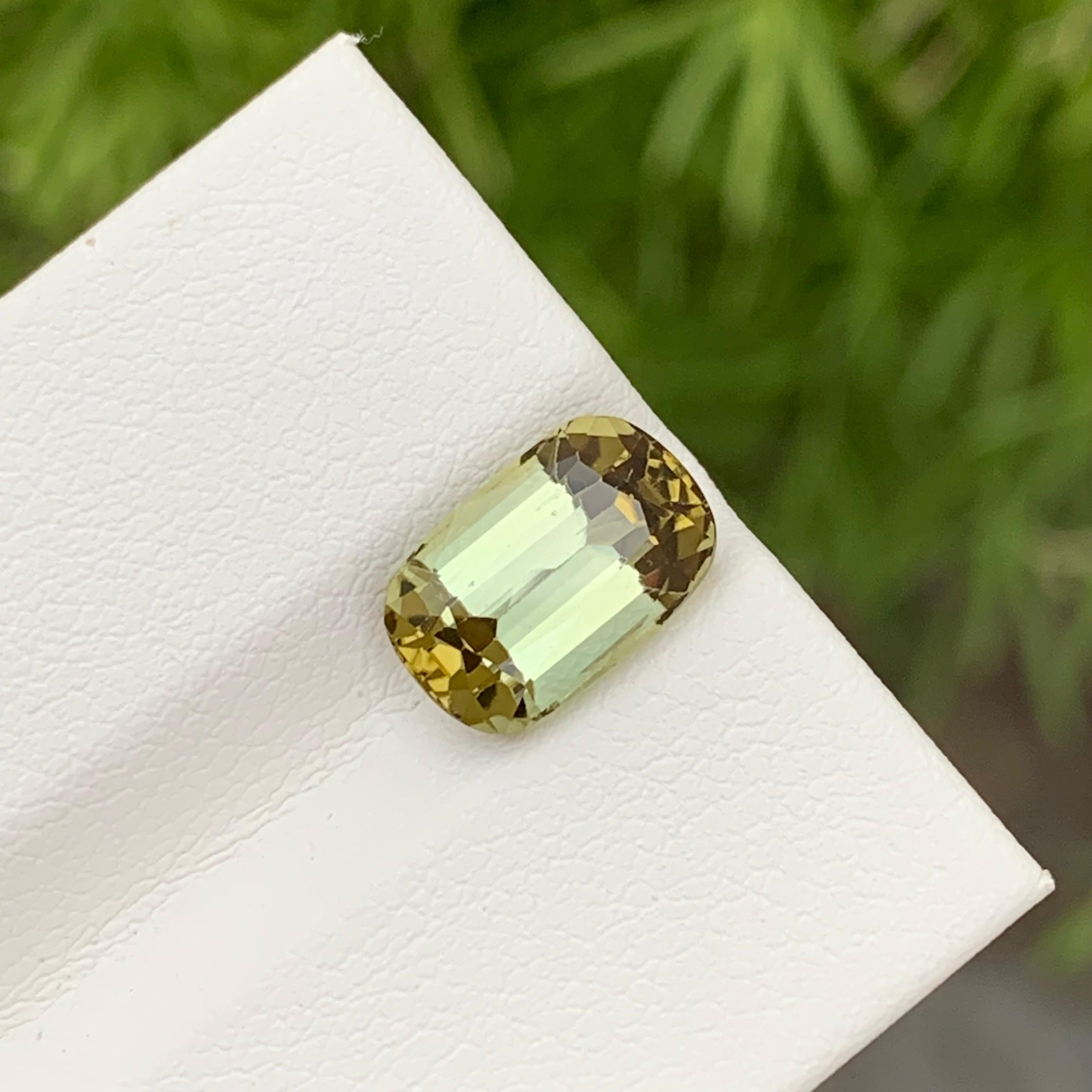 Magnifique bague en tourmaline jaune naturelle de 3 carats de forme ovale en vente 4