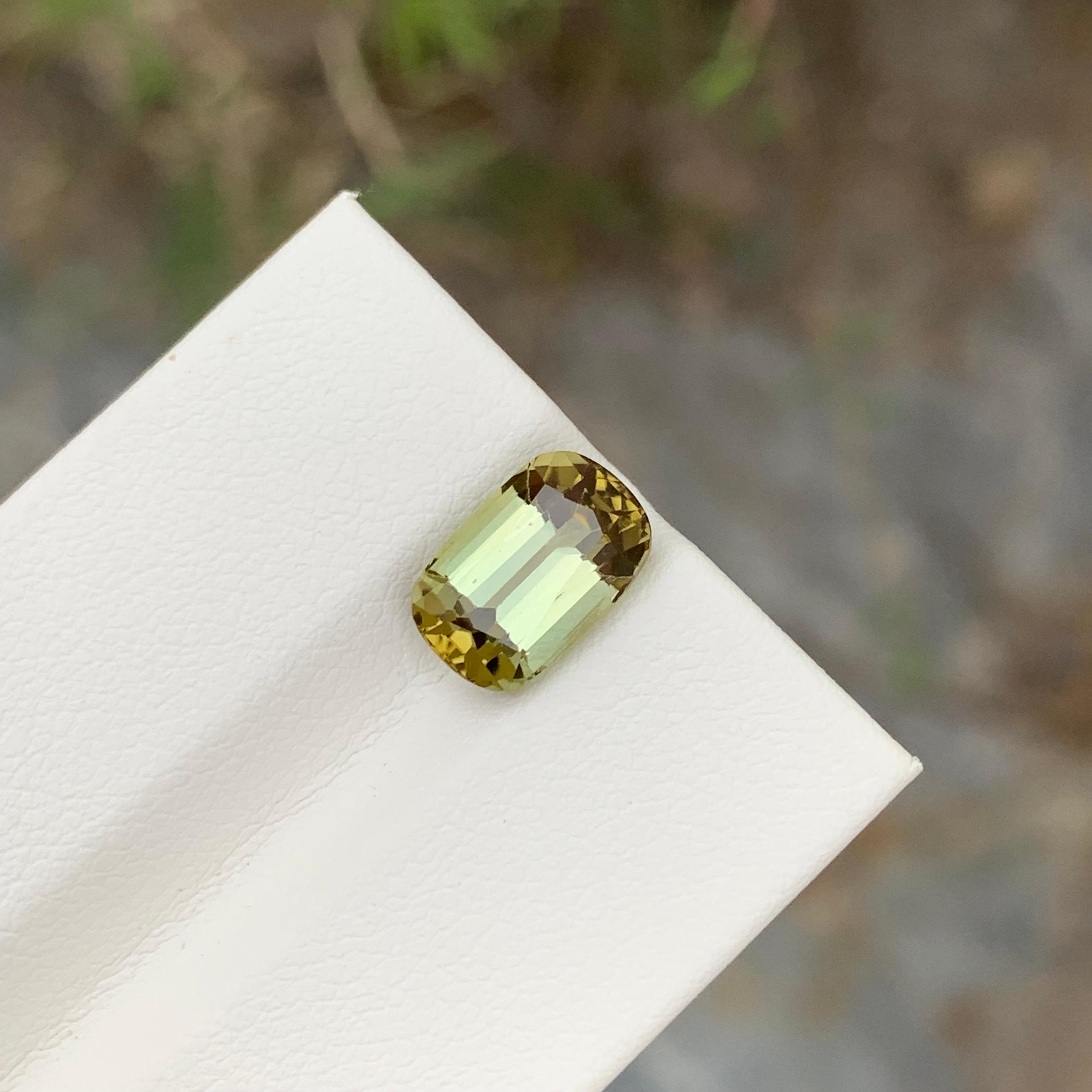 Arts and Crafts Magnifique bague en tourmaline jaune naturelle de 3 carats de forme ovale en vente