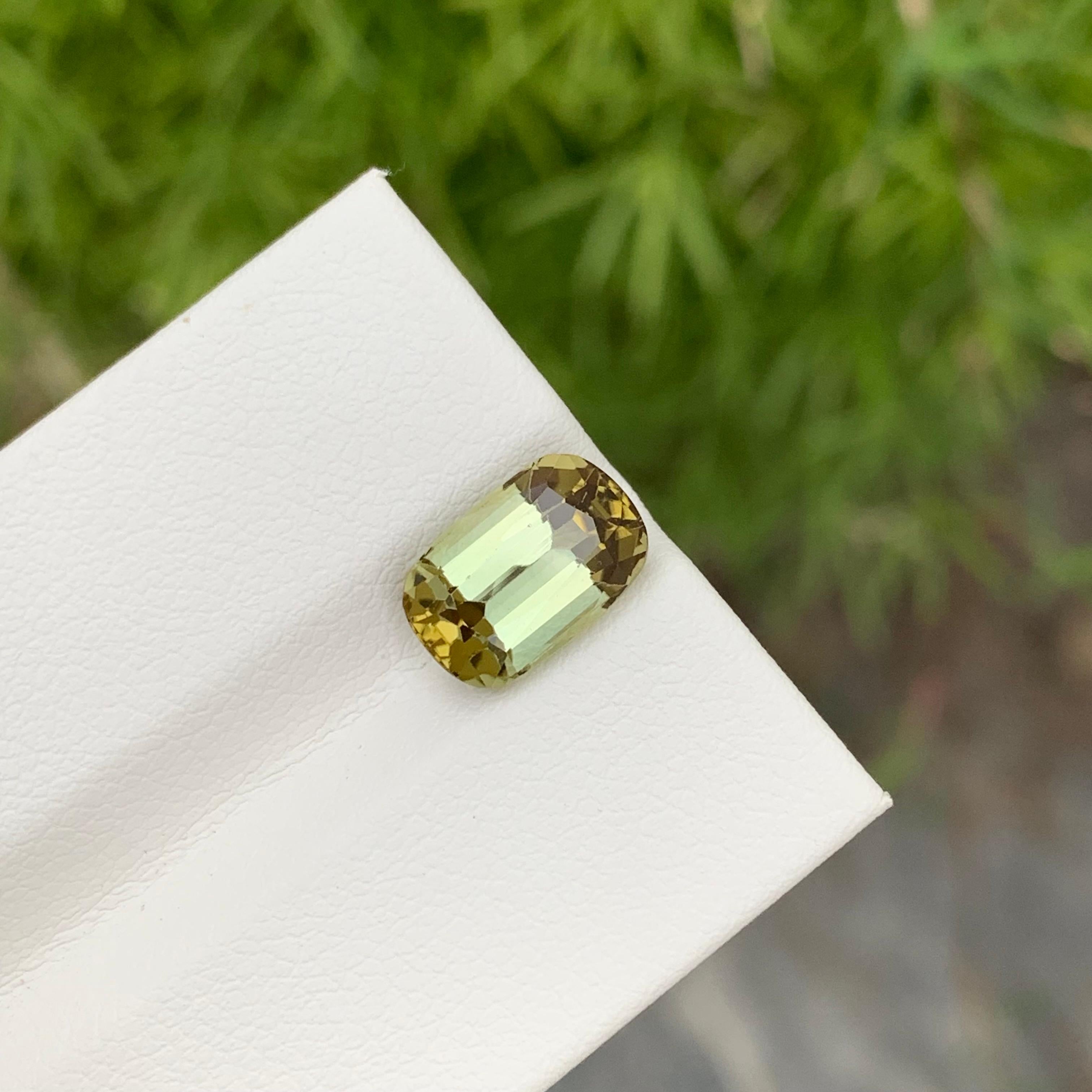 Taille ovale Magnifique bague en tourmaline jaune naturelle de 3 carats de forme ovale en vente