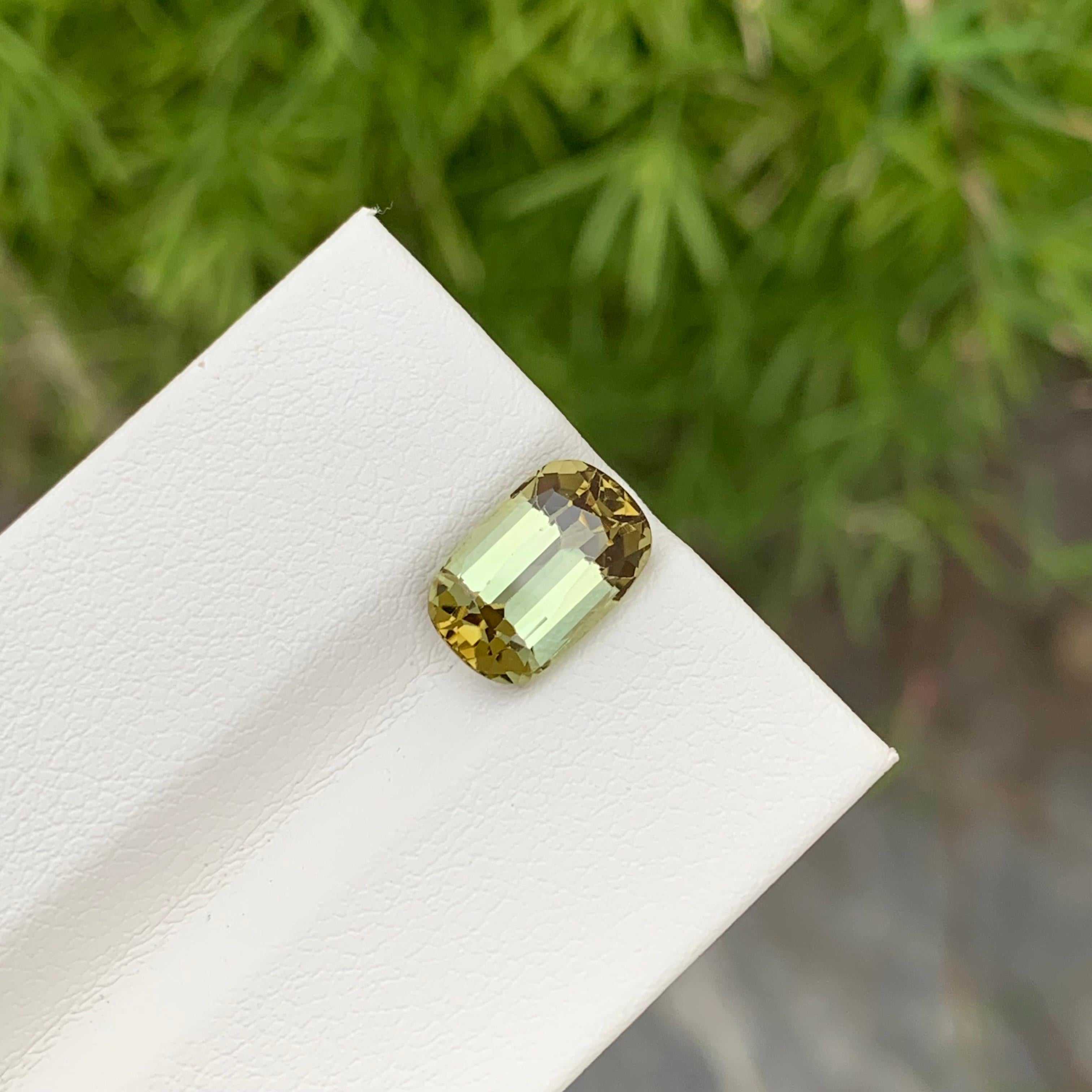 Magnifique bague en tourmaline jaune naturelle de 3 carats de forme ovale Unisexe en vente