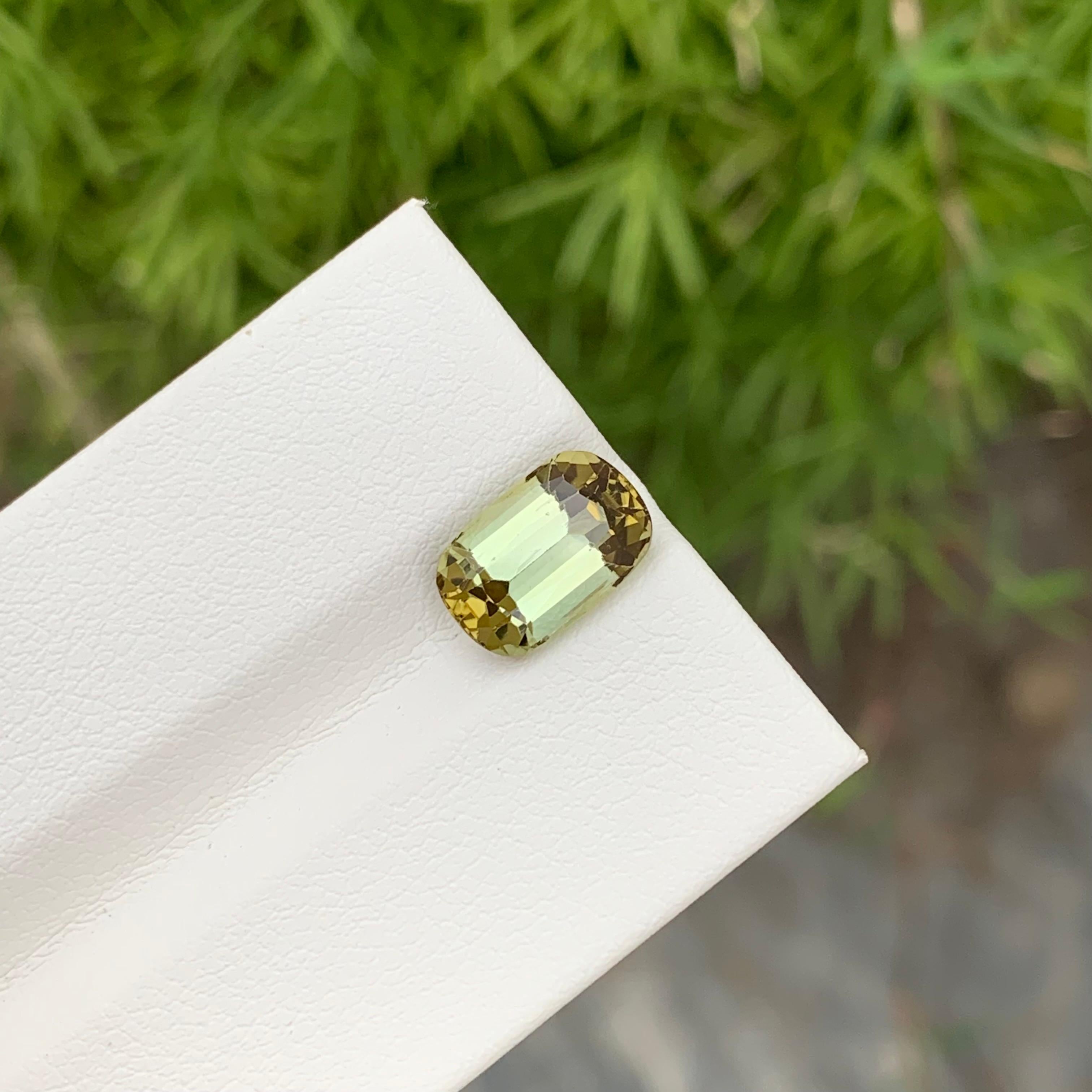 Magnifique bague en tourmaline jaune naturelle de 3 carats de forme ovale en vente 3