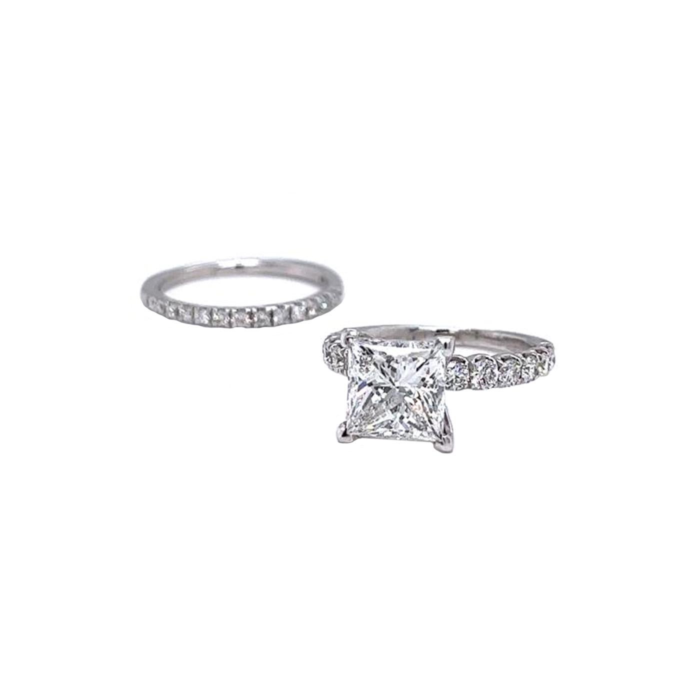 3.00 Carat Natural Princess Diamond Ring with 0.75ctw Pave Round Diamond Band In Good Condition For Sale In Aventura, FL