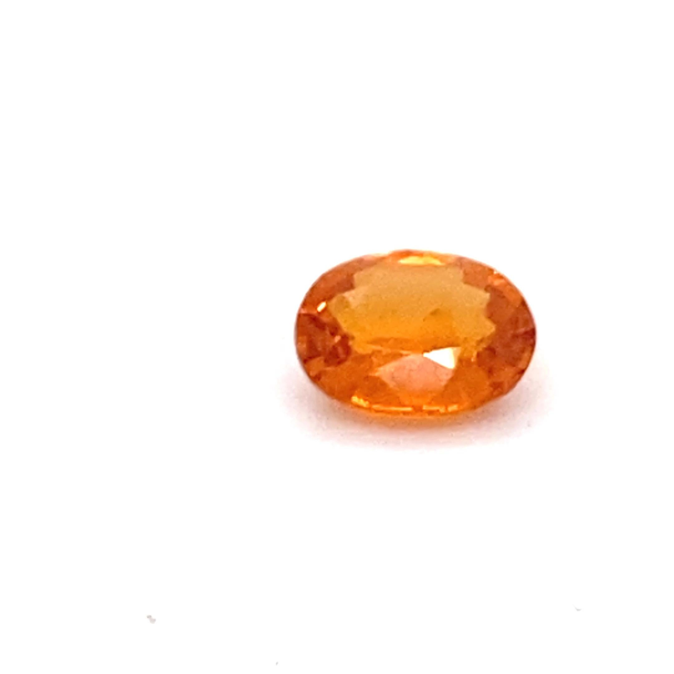Dieser ovale Spessartit hat eine leuchtend orange Farbe mit gleichmäßiger Farbverteilung. Er ist ein natürlicher Edelstein, der von Hand geschliffen und poliert wird. Machen Sie Ihren Traum wahr, indem Sie diesen brillanten Edelstein in Ihr
