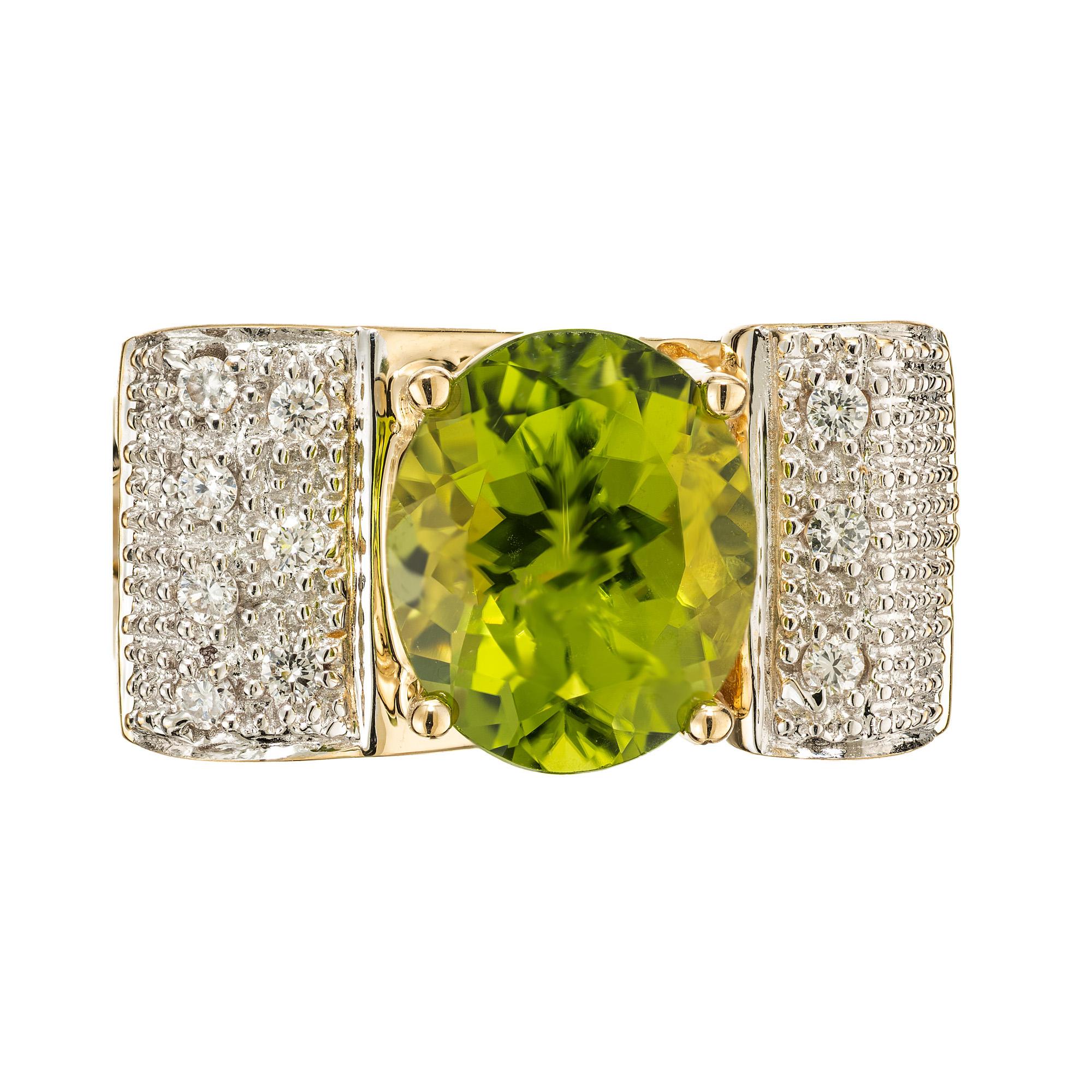 Deléitate con el cautivador encanto de nuestro anillo de oro amarillo y blanco con peridoto ovalado y remolino de diamantes. Montado en el centro, hay un peridoto ovalado verde intenso de 3,00 ct en una corona con diseño de remolino. A cada lado del