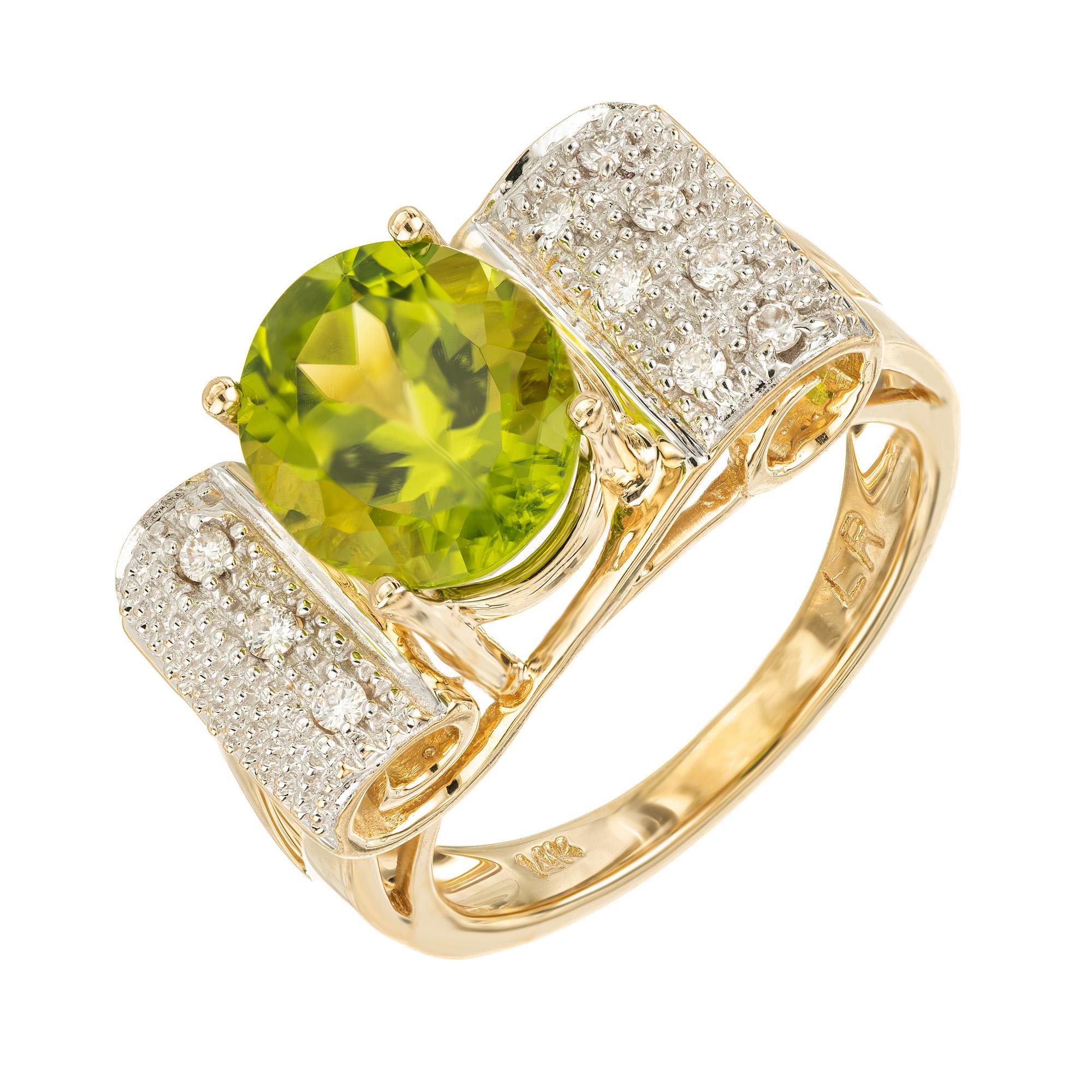 Sortija de oro con peridoto ovalado de 3,00 quilates y diamantes en espiral Corte oval en venta