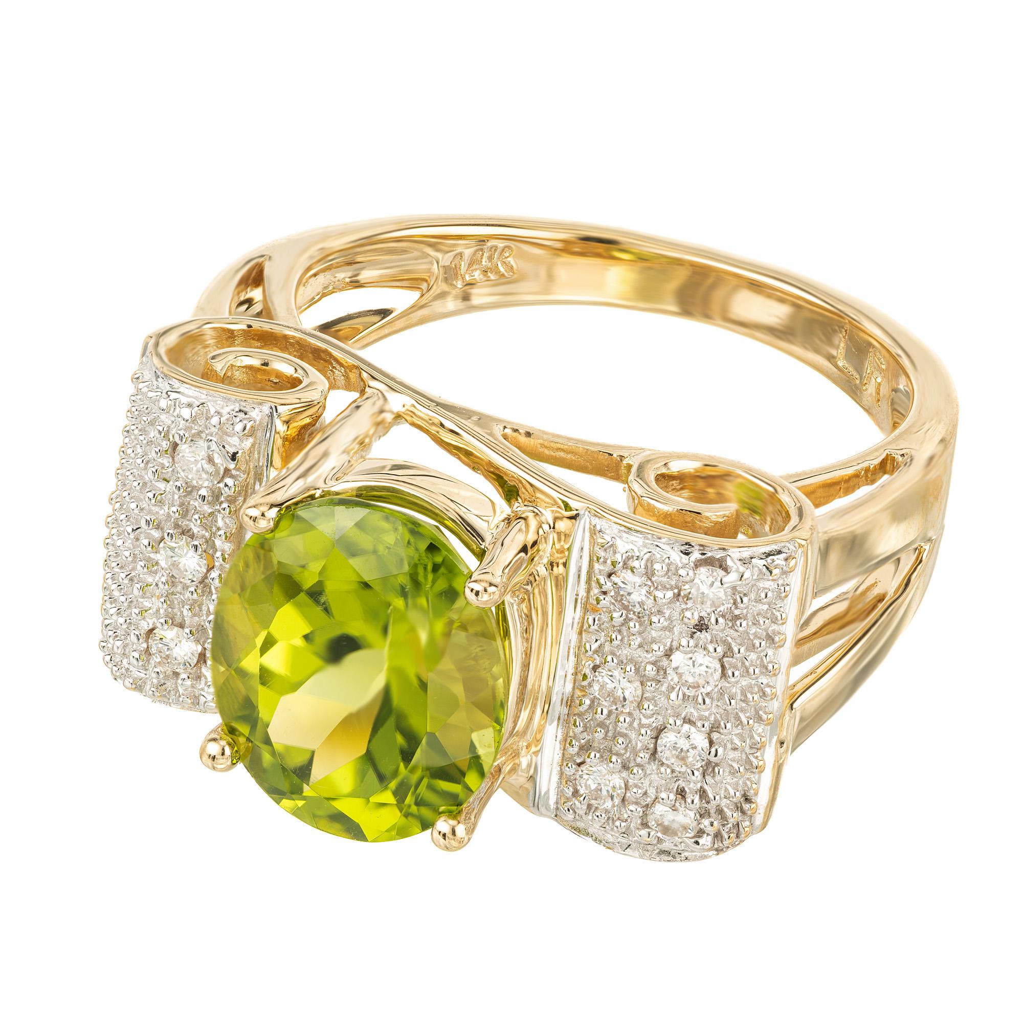 Sortija de oro con peridoto ovalado de 3,00 quilates y diamantes en espiral en Excelente estado para la venta en Stamford, CT