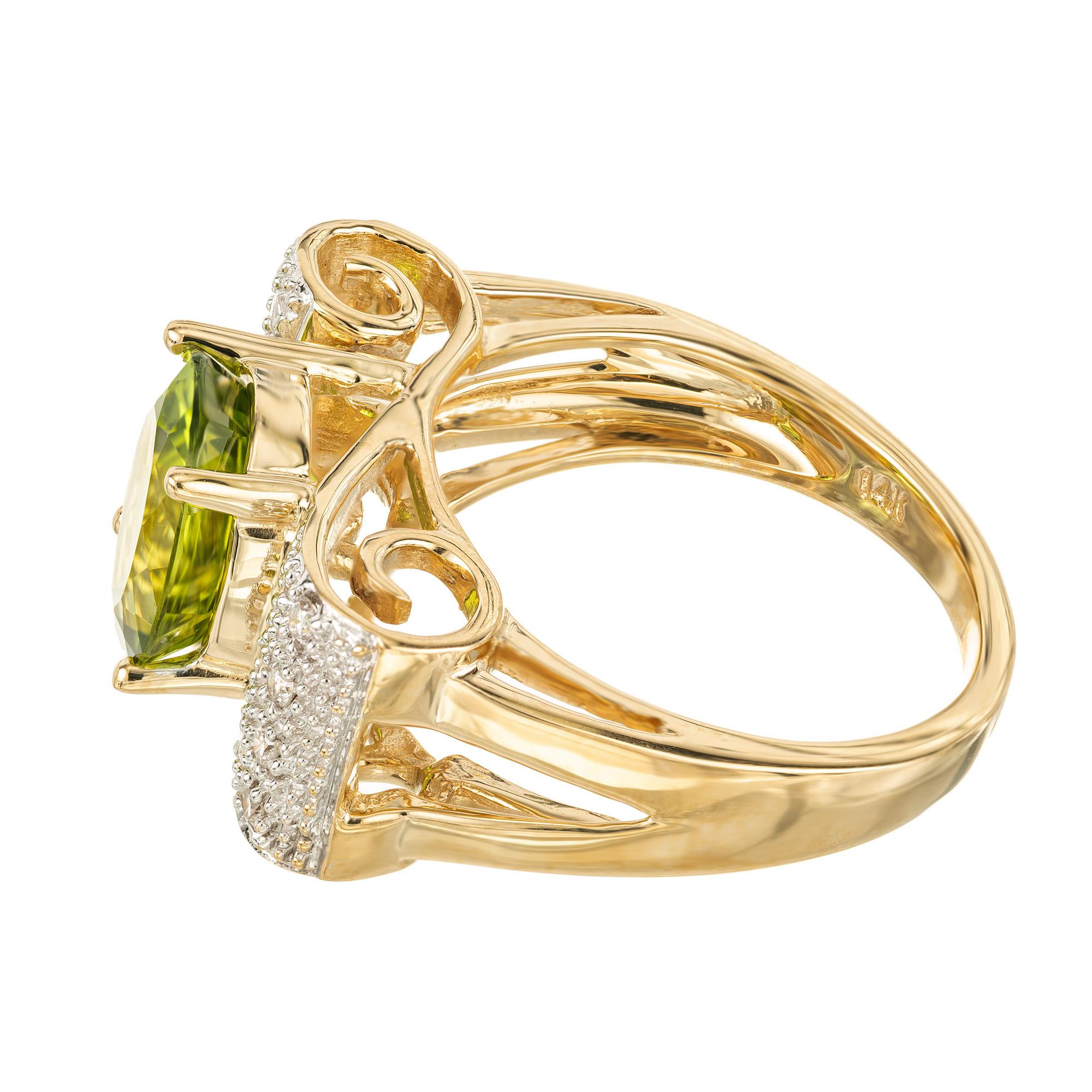 De las mujeres Sortija de oro con peridoto ovalado de 3,00 quilates y diamantes en espiral en venta