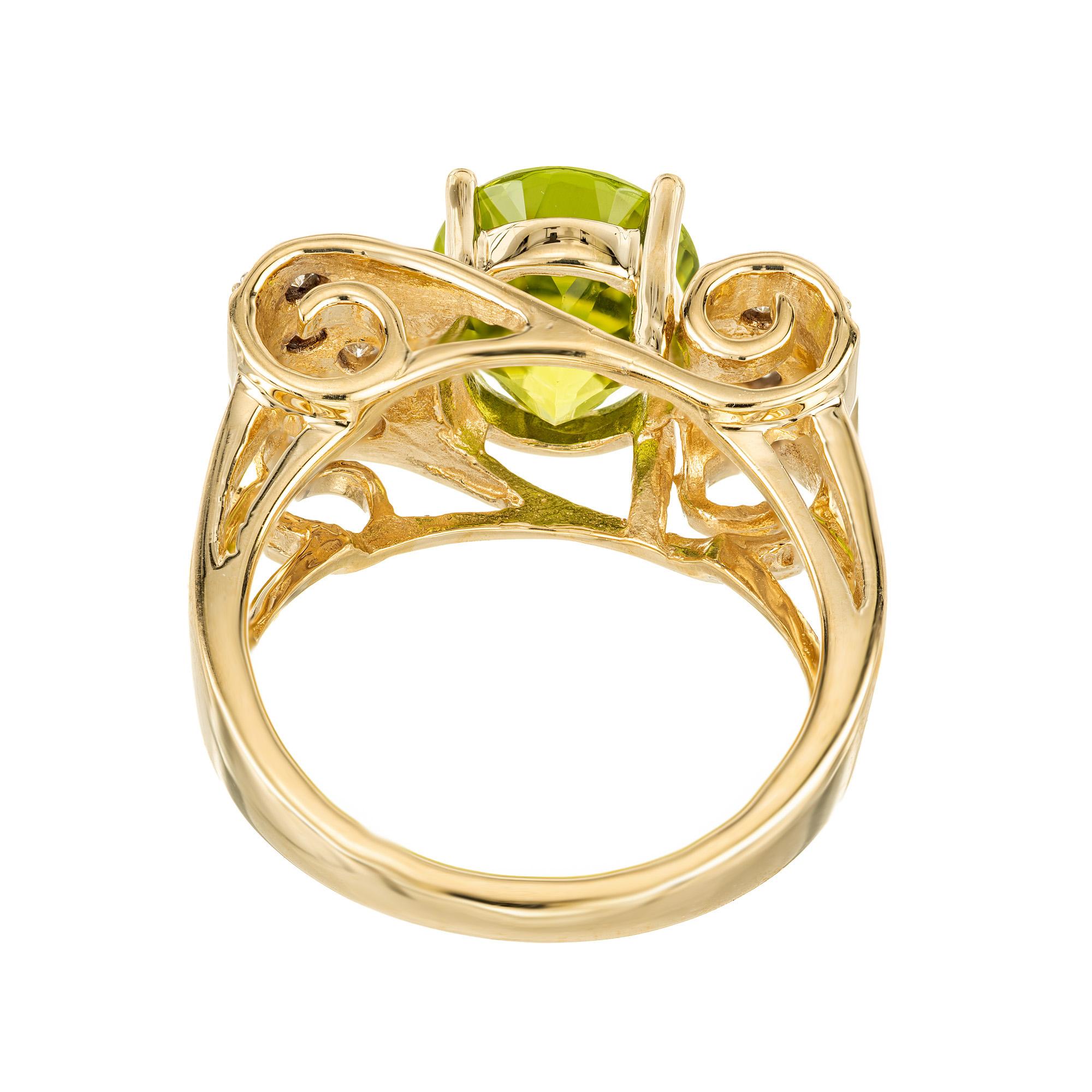 Sortija de oro con peridoto ovalado de 3,00 quilates y diamantes en espiral en venta 1