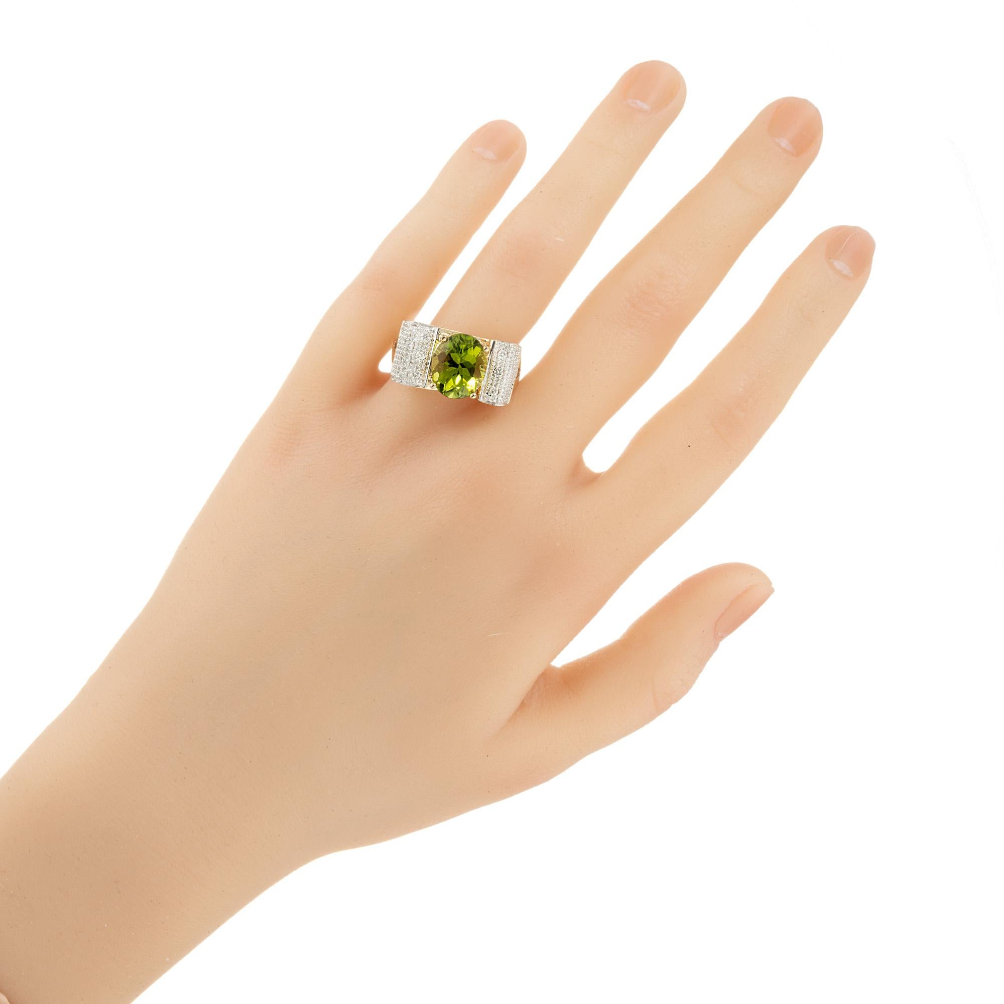 Sortija de oro con peridoto ovalado de 3,00 quilates y diamantes en espiral en venta 4