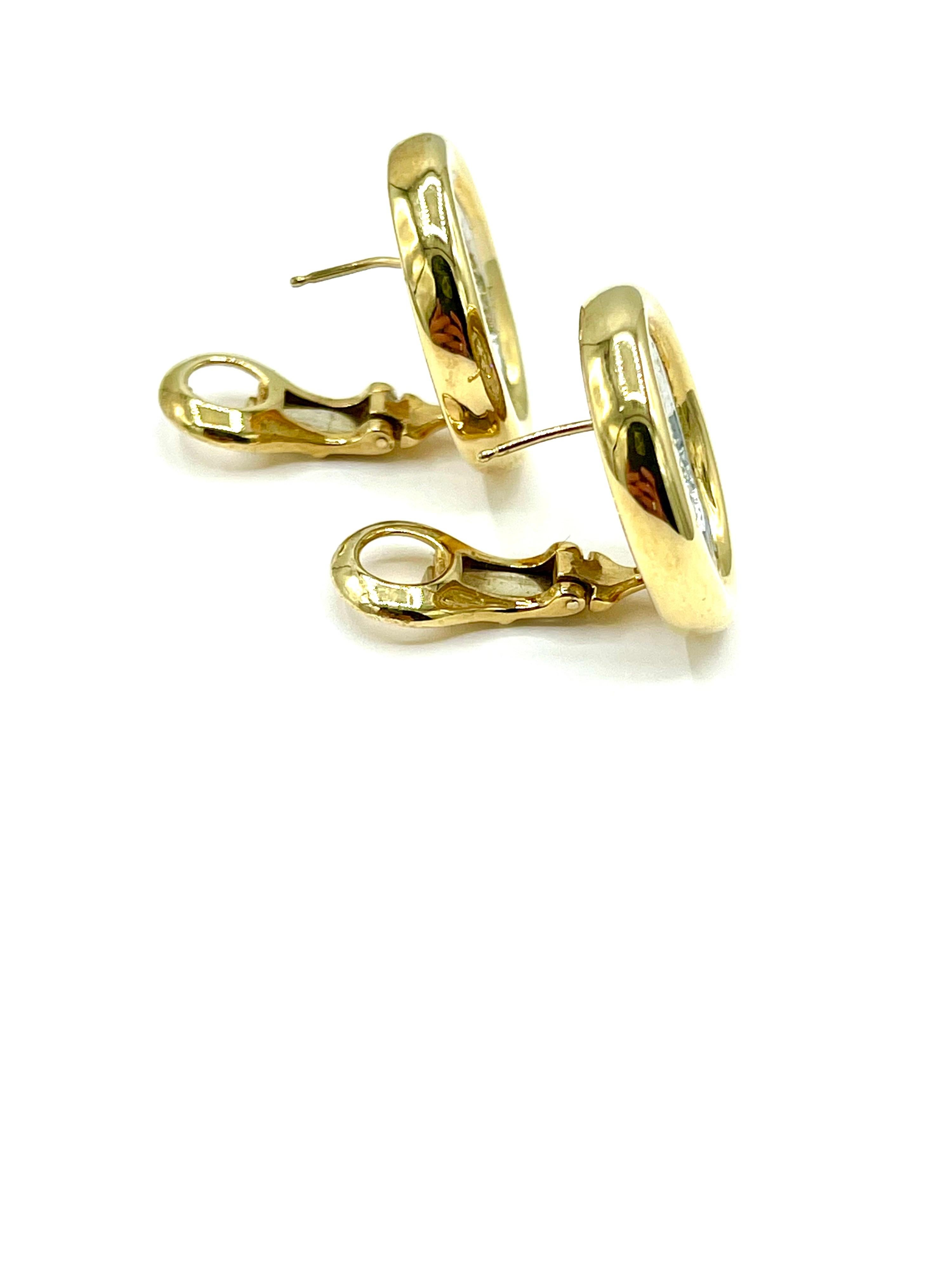 Wunderschöne Ohrringe!  Diese Diamantohrringe sind mit runden Brillanten in Weißgold gefasst, die in eine leicht ovale Fassung aus 18 Karat Gelbgold eingefasst sind.  Es gibt insgesamt 58 Diamanten mit einem Gesamtgewicht von 3,00 Karat.  Sie werden