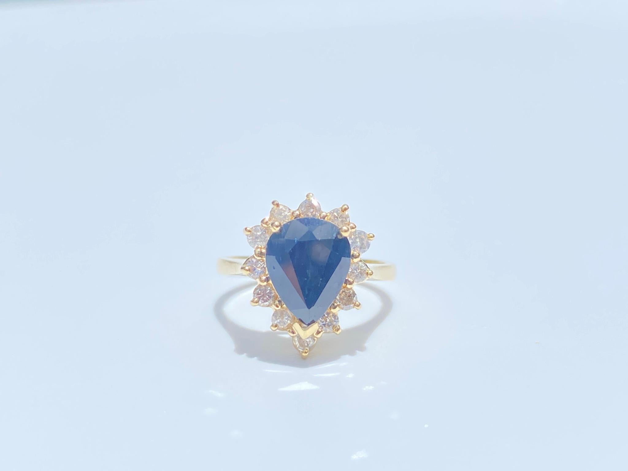 Bague en or jaune 14 carats avec saphir bleu en forme de poire de 3,00 carats et diamants en vente 1