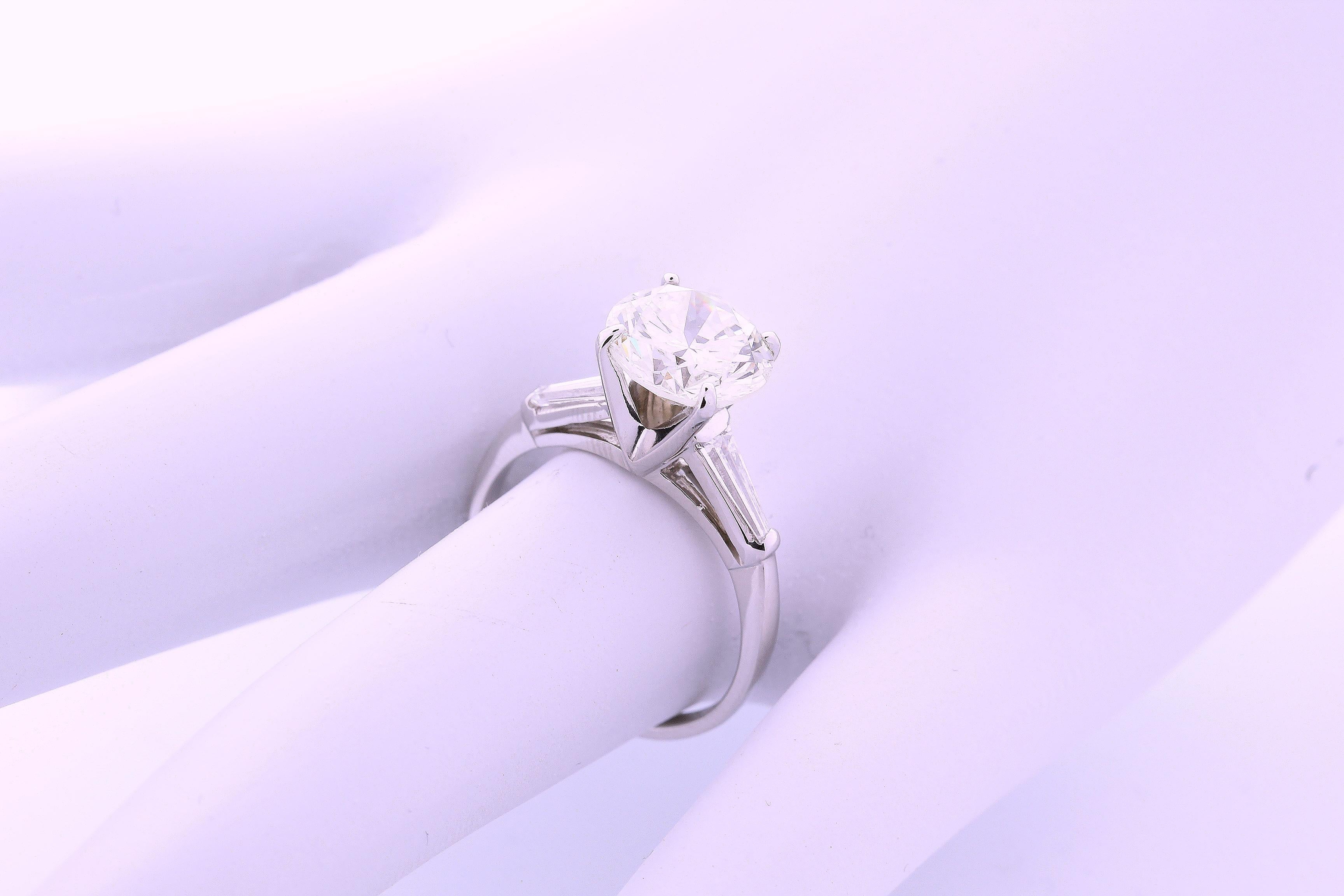 Contemporary 3.00 Carat Round Brilliant Cut H VS1 Clarity Platinum Diamond Ring For Sale