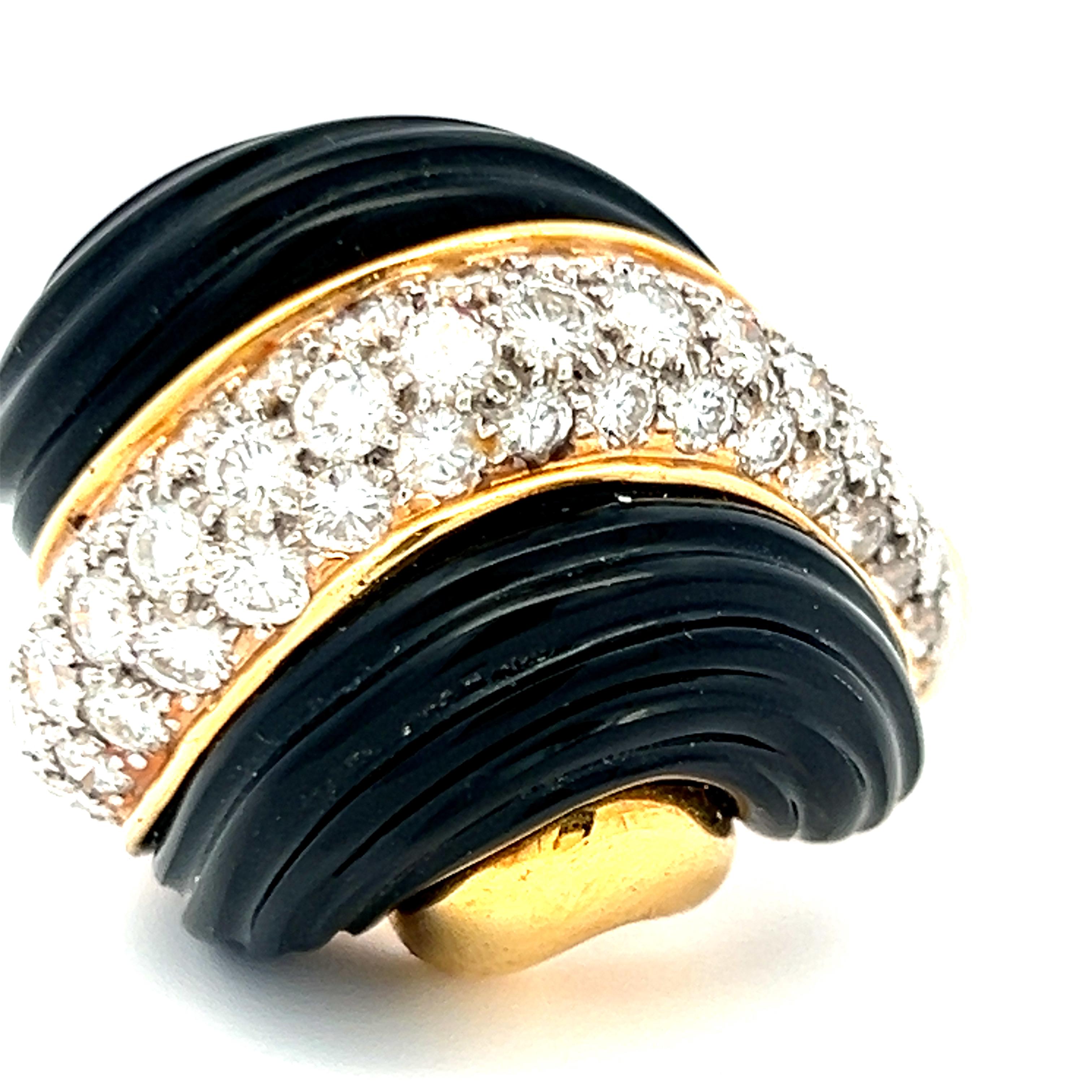 Titre :
3.00 Carat Round Brilliant G VS1 Diamond 18 Karat Yellow Gold Cocktail Ring


Le style :
Cocktail


Métal :
Or jaune 18 carats


Pierre précieuse 1 :
Diamant de 3 carats


Nombre de pierres :
57


Couleur :
G


La clarté :
VS1


Forme